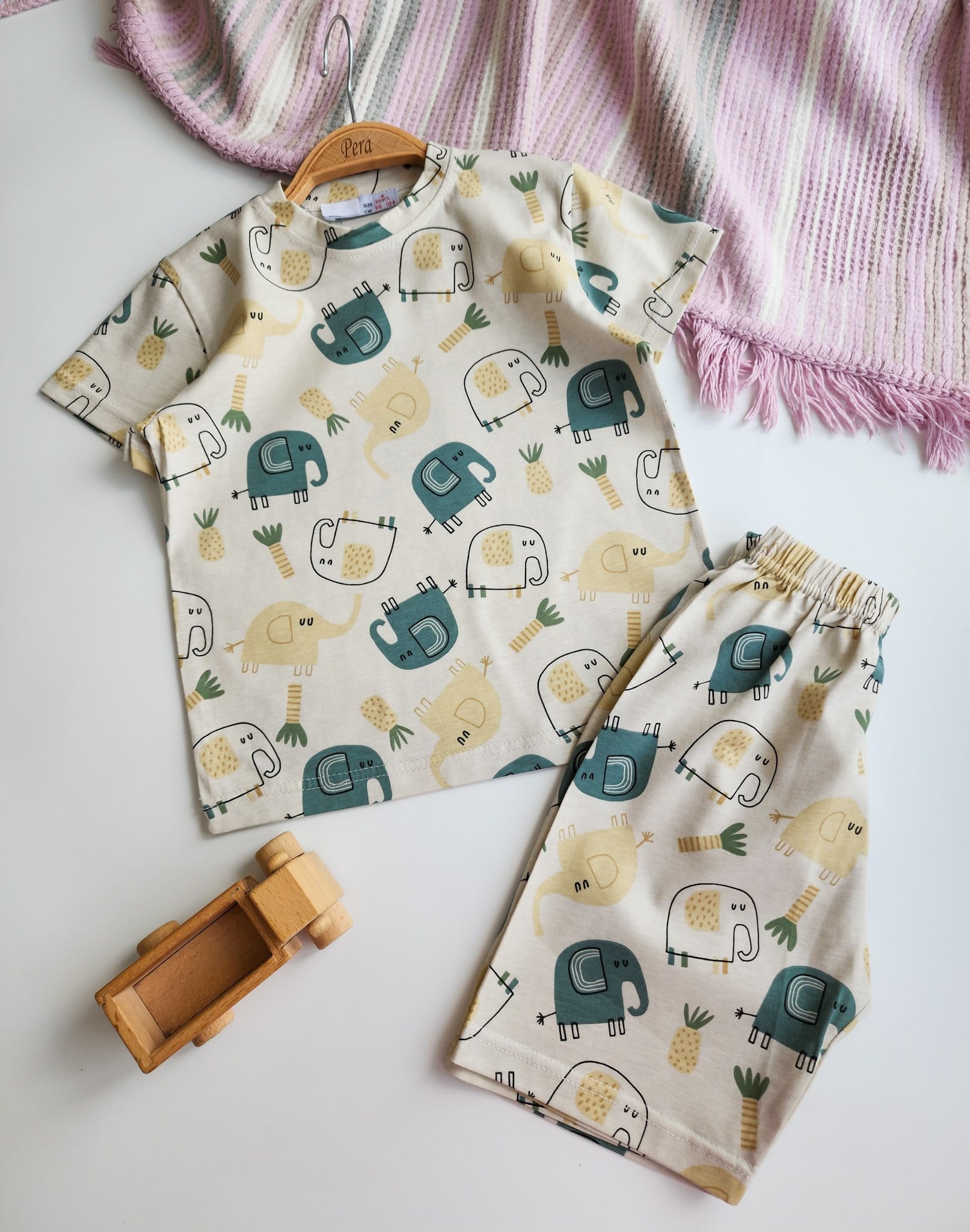 Fil Desenli Şortlu Pijama Takımı