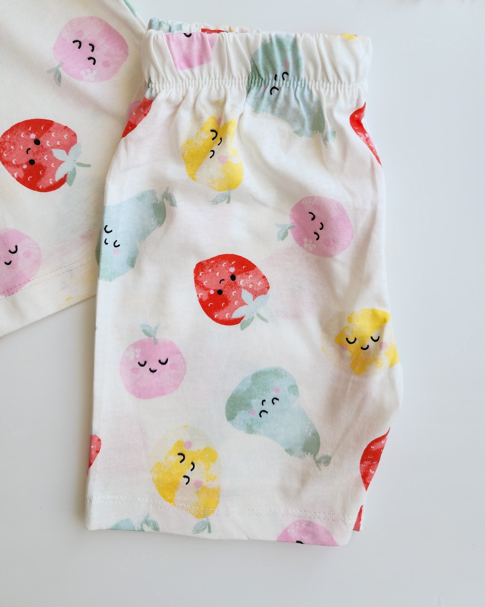 Şortlu Çilek Desenli Pijama Takımı