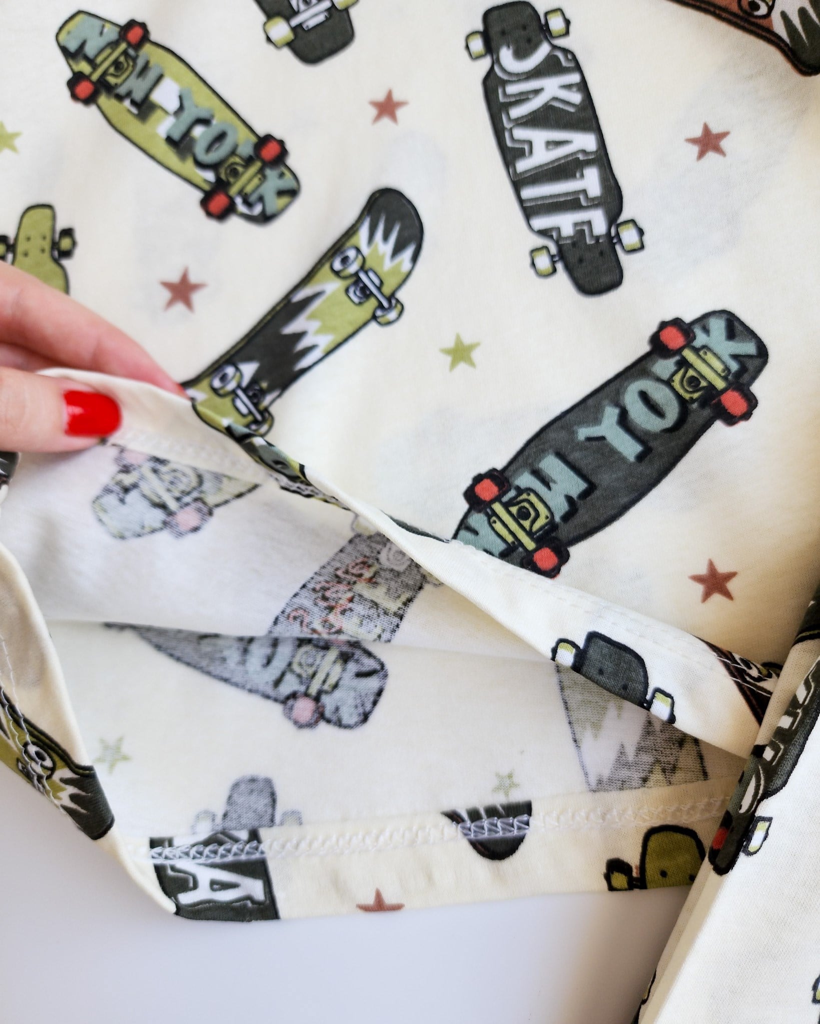Şortlu Kaykay Desenli Pijama Takımı
