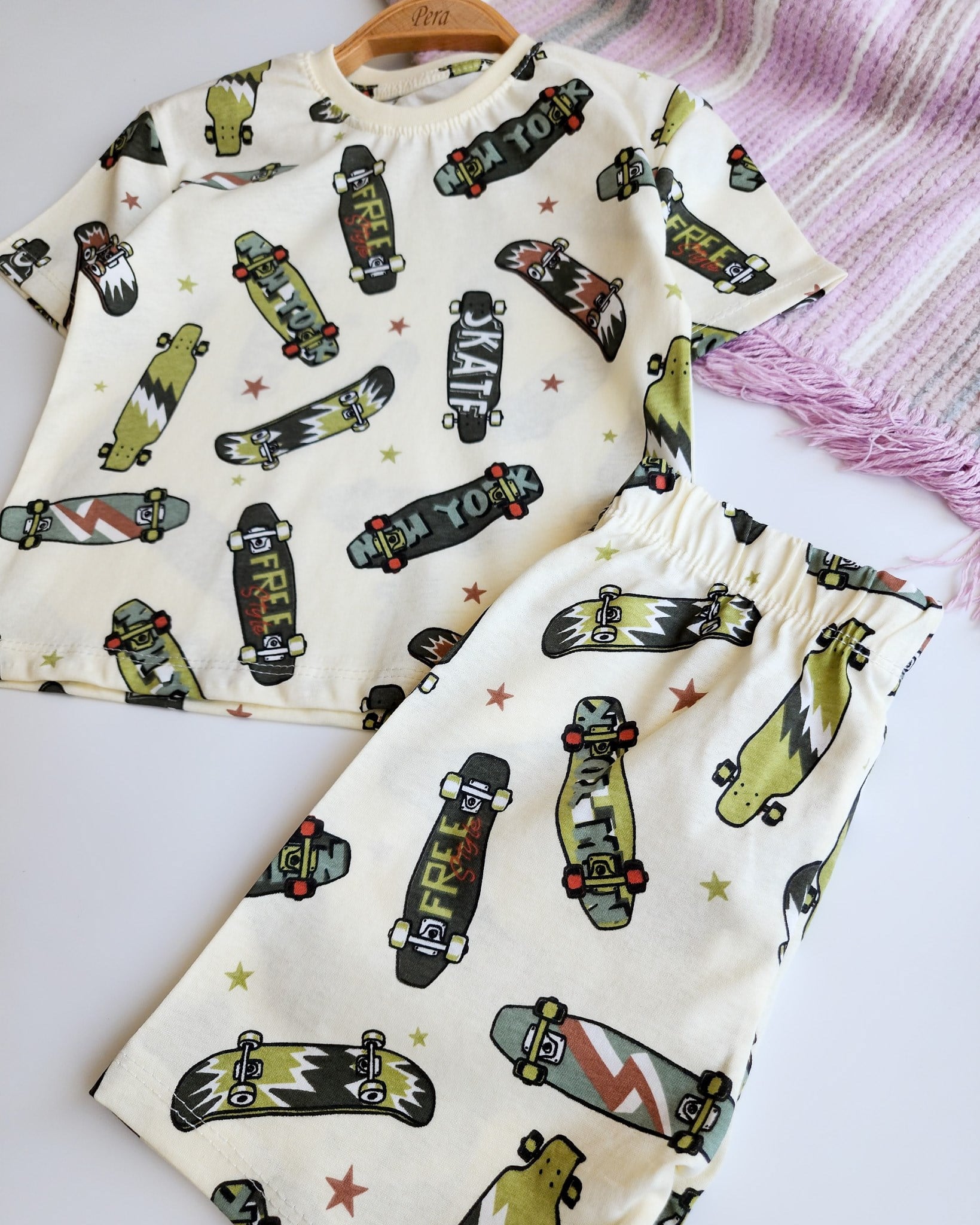 Şortlu Kaykay Desenli Pijama Takımı