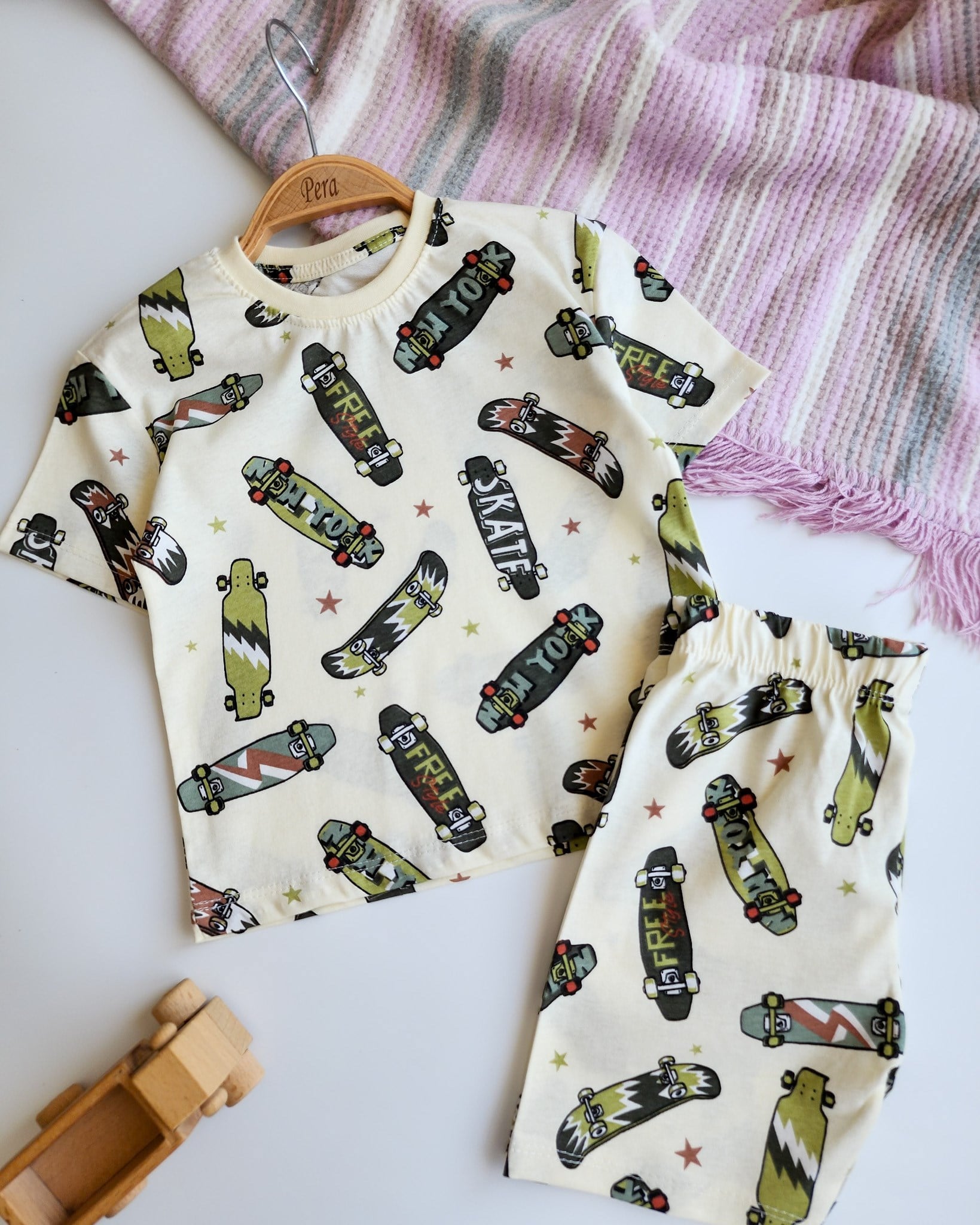 Şortlu Kaykay Desenli Pijama Takımı