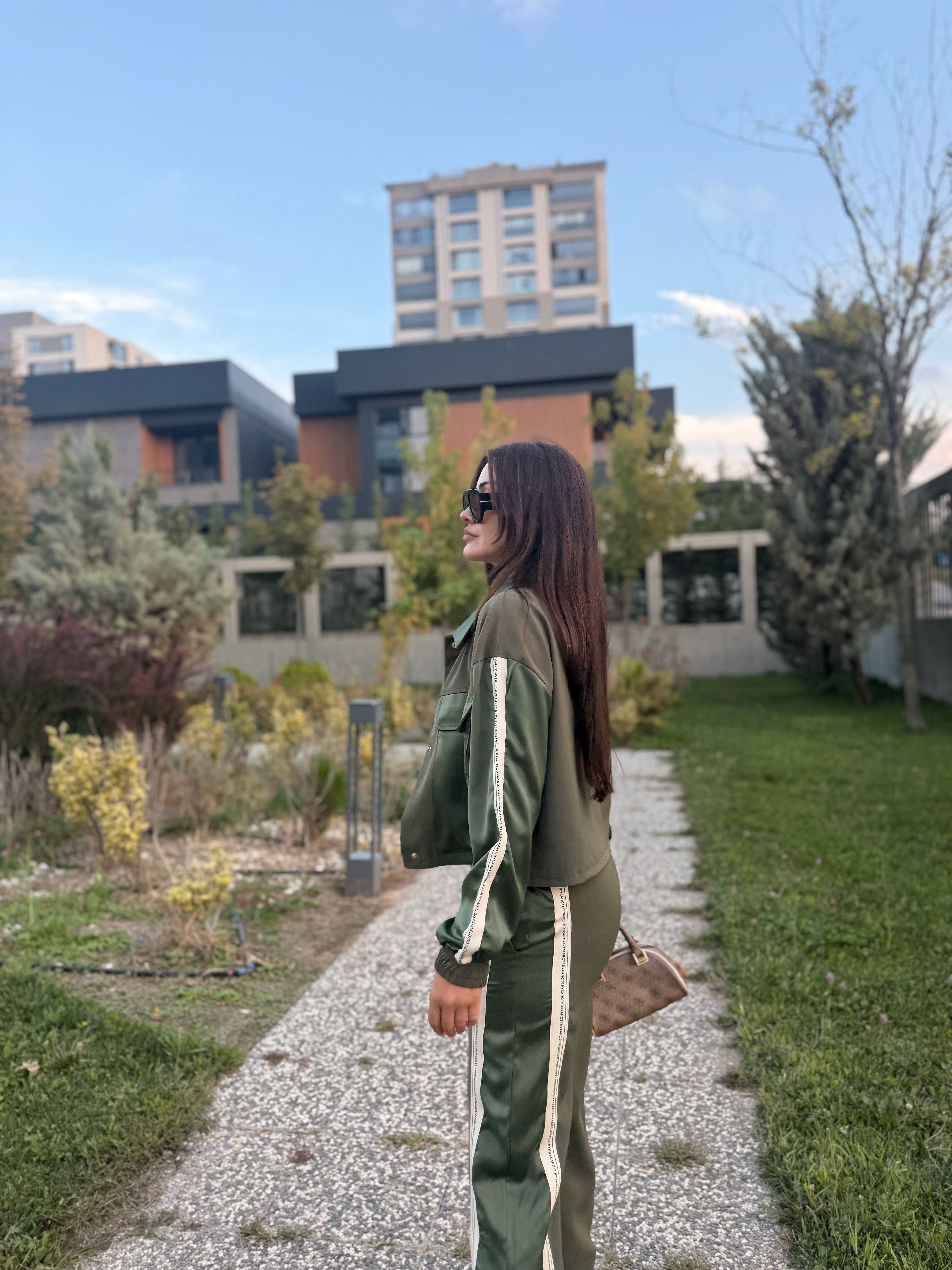 ŞERİT DETAYLI CEKETLİ TAKIM