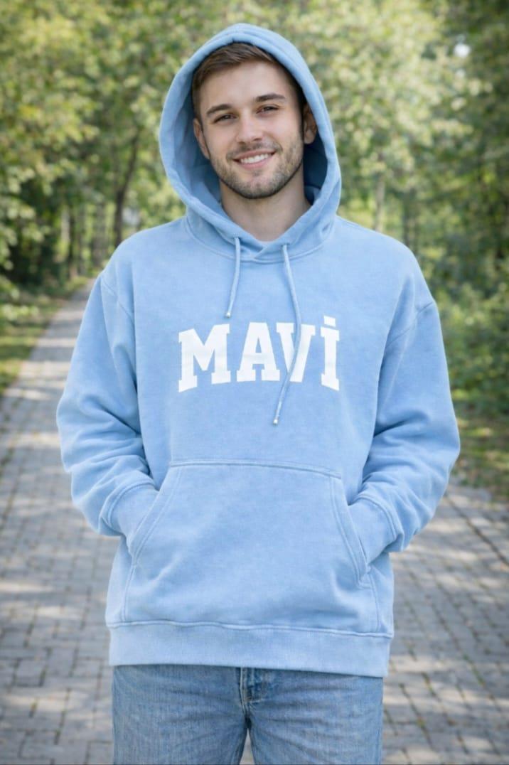 mavi kapşonlu sweatshirt