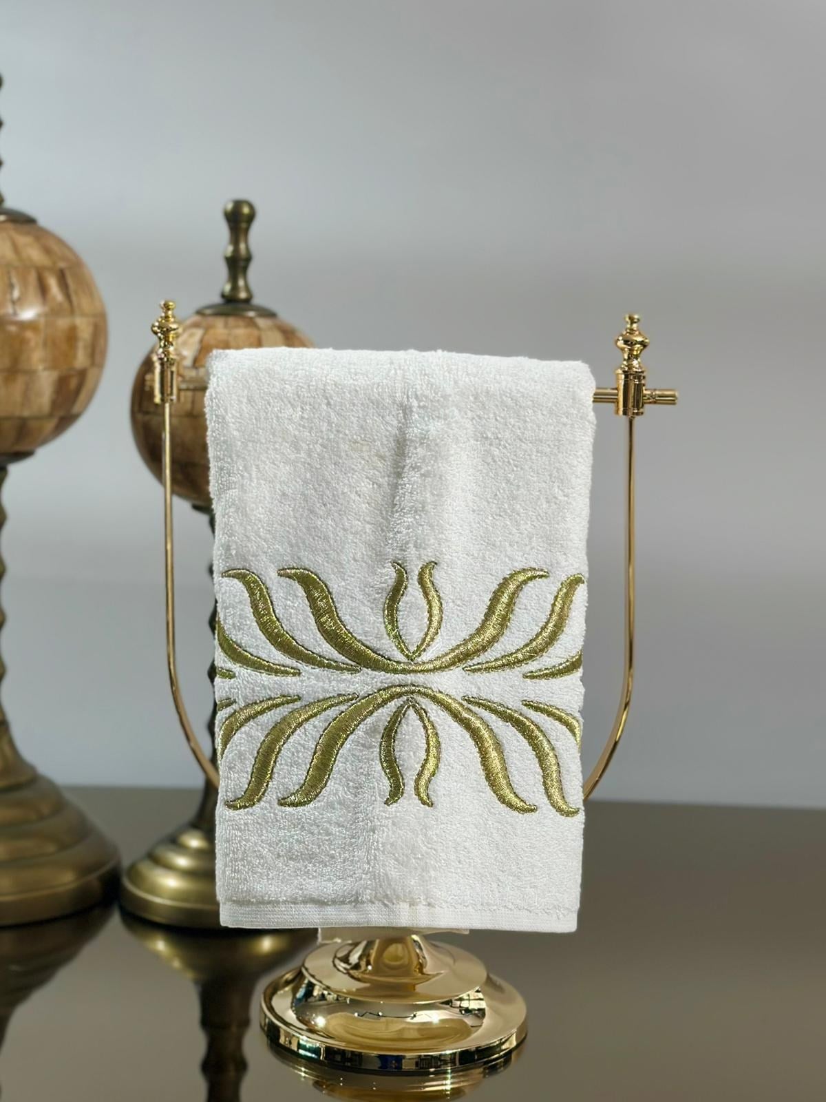 50x90 Yelpaze Model Gold Detaylı Yüz Havlusu