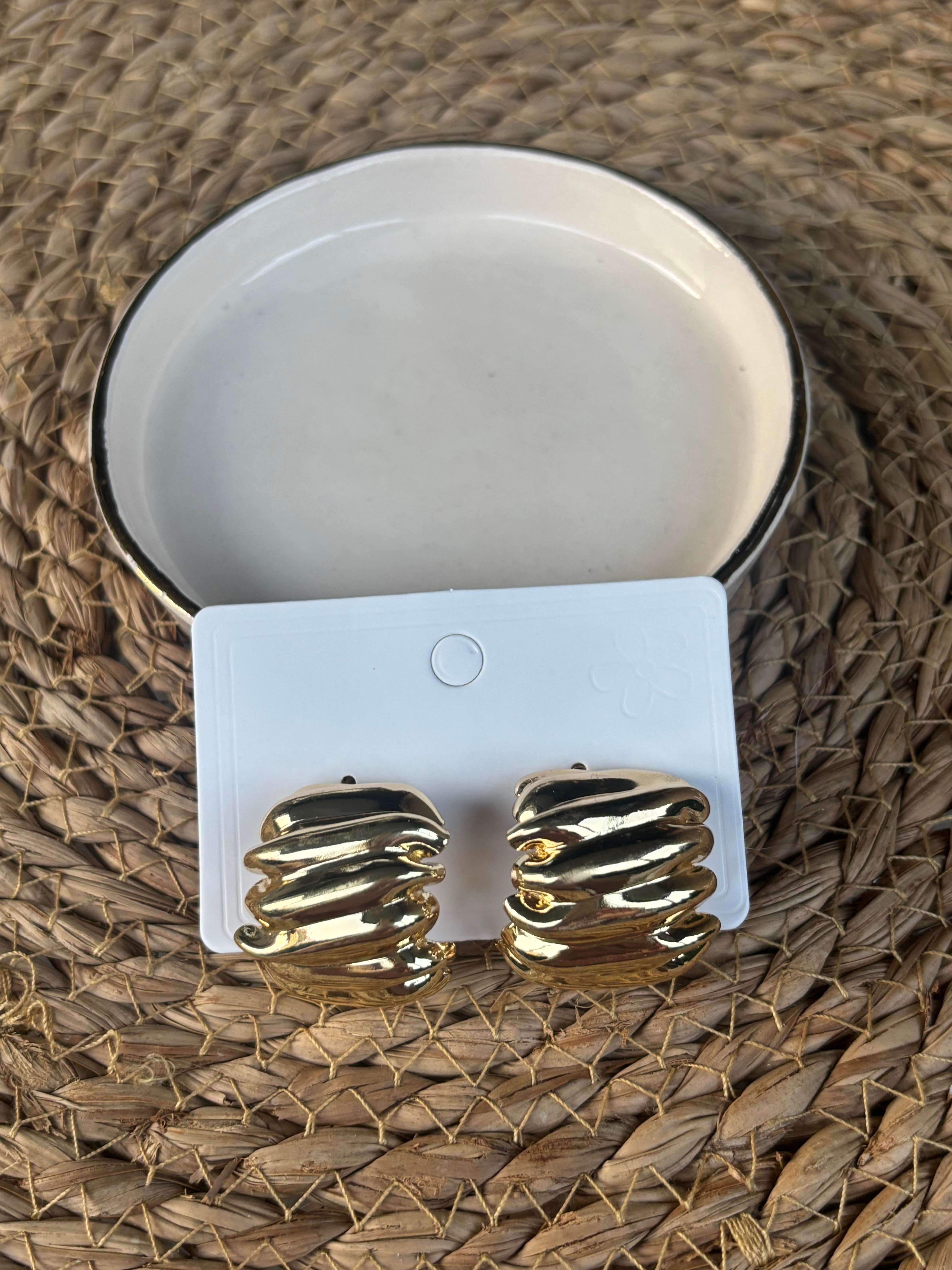 Gold Dalgalı Model Küpe