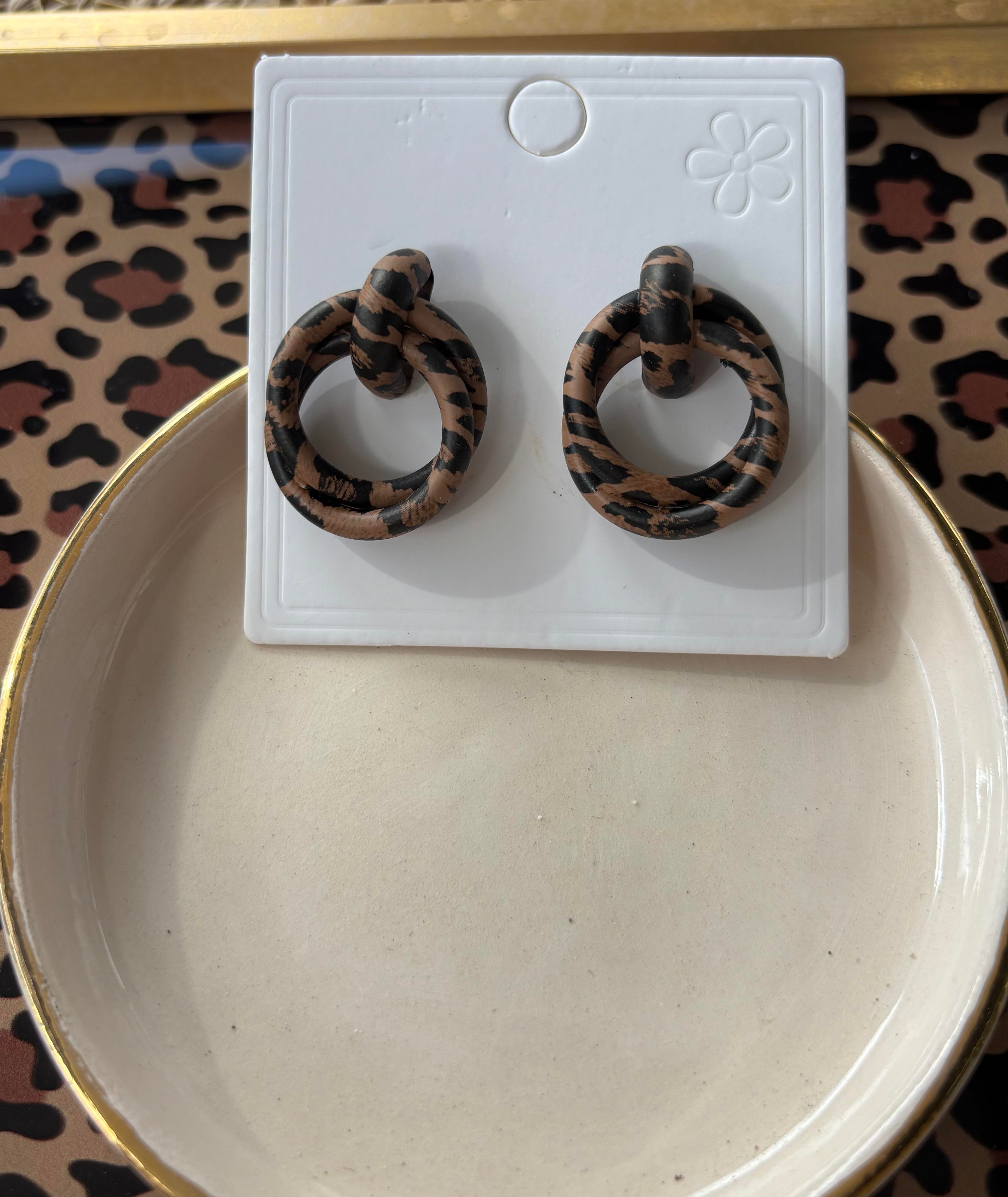 Leopar Desenli İç İçe Geçen Halka Desenli Küpe