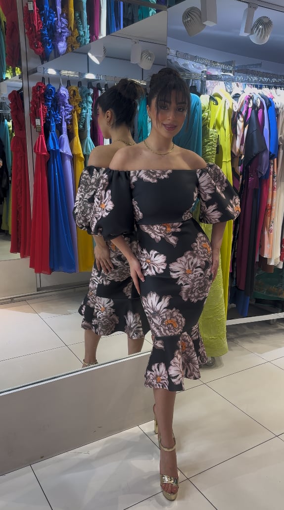 Omuzları Açık Çiçek Desenli Midi Elbise