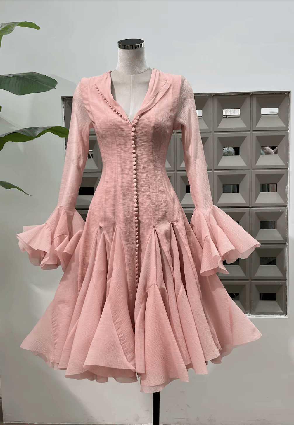 Kolları ve Etek Ucu Fırfırlı Pembe Midi Elbise