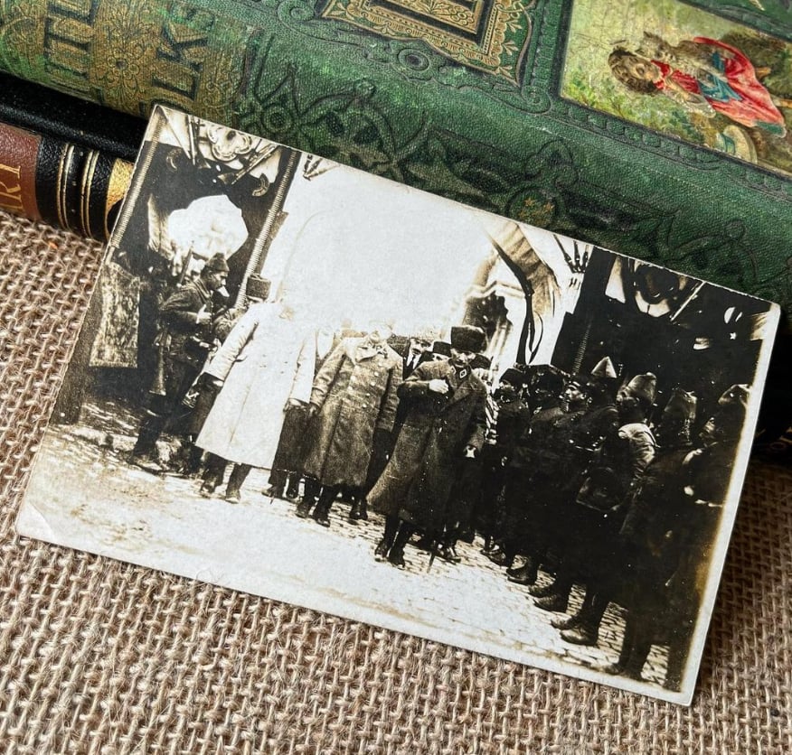 Gazi Mustafa Kemal Atatürk ve silah arkadaşlarını içeren, döneminin çok nadir bi