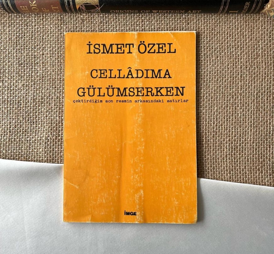İsmet Özel'den İmzalı İlk Baskı Celladıma Gülümserken Çektirdiğim Son Resmin Ark