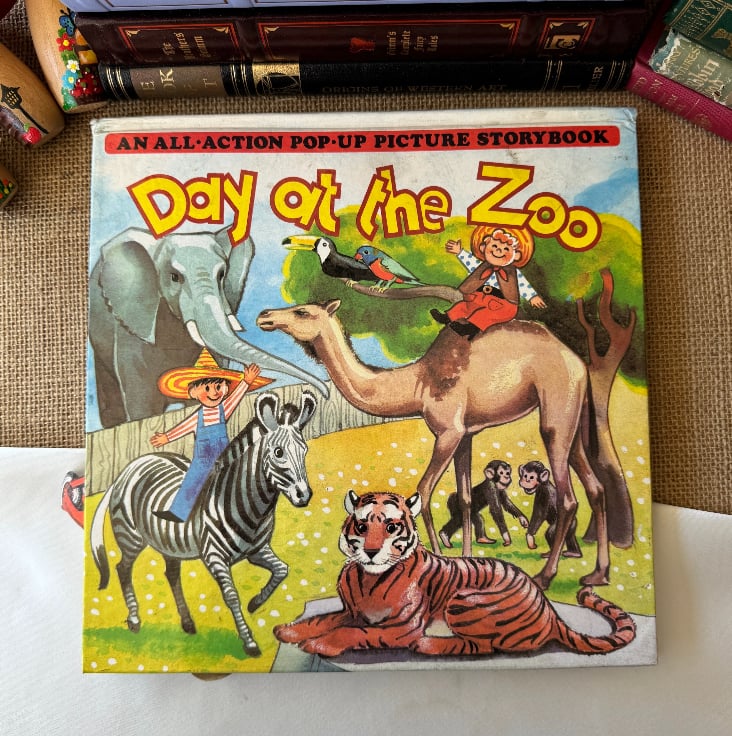Vintage Day At The Zoo 3D Pop-Up Kitap