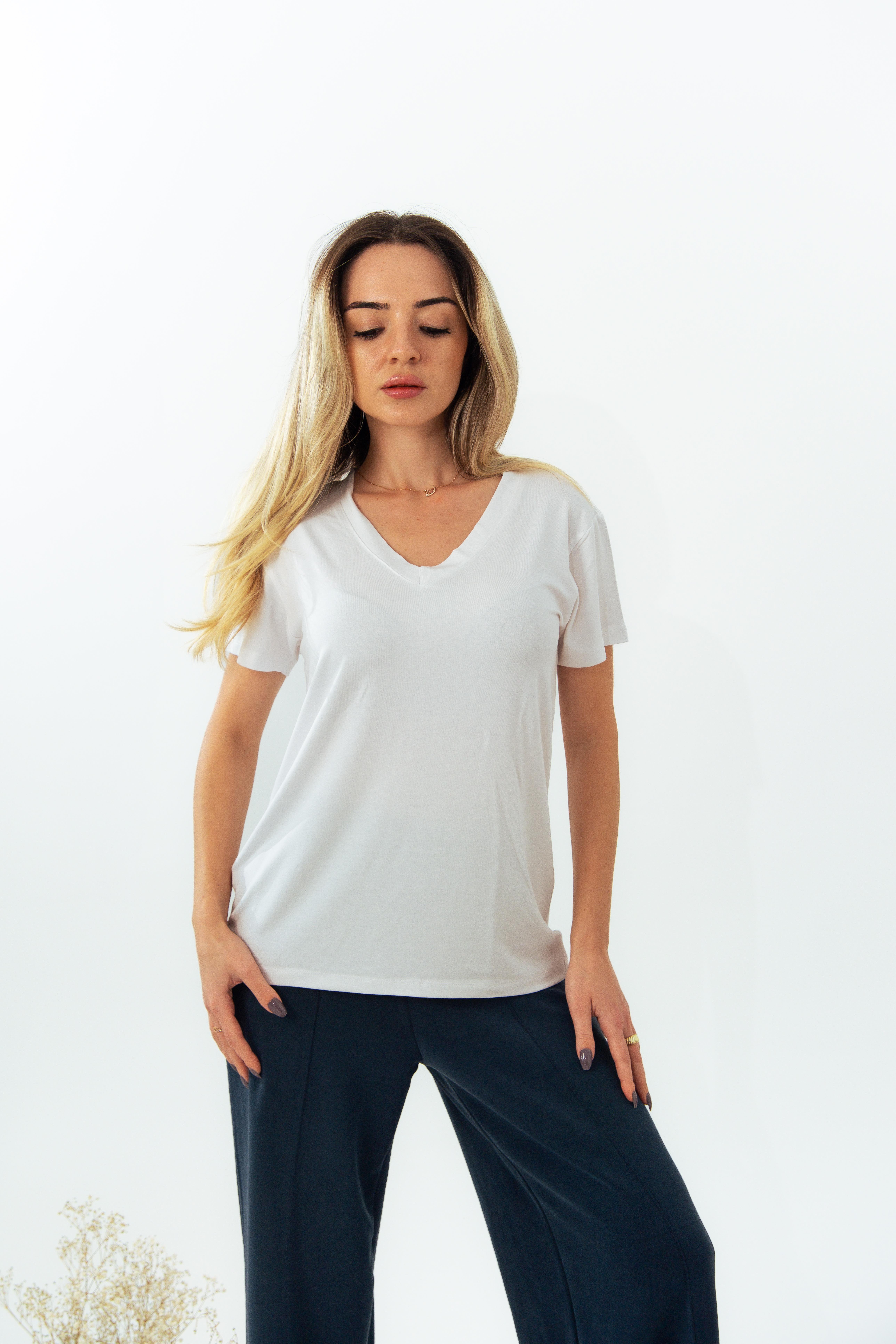 Beyaz V Yaka Basic T-shirt