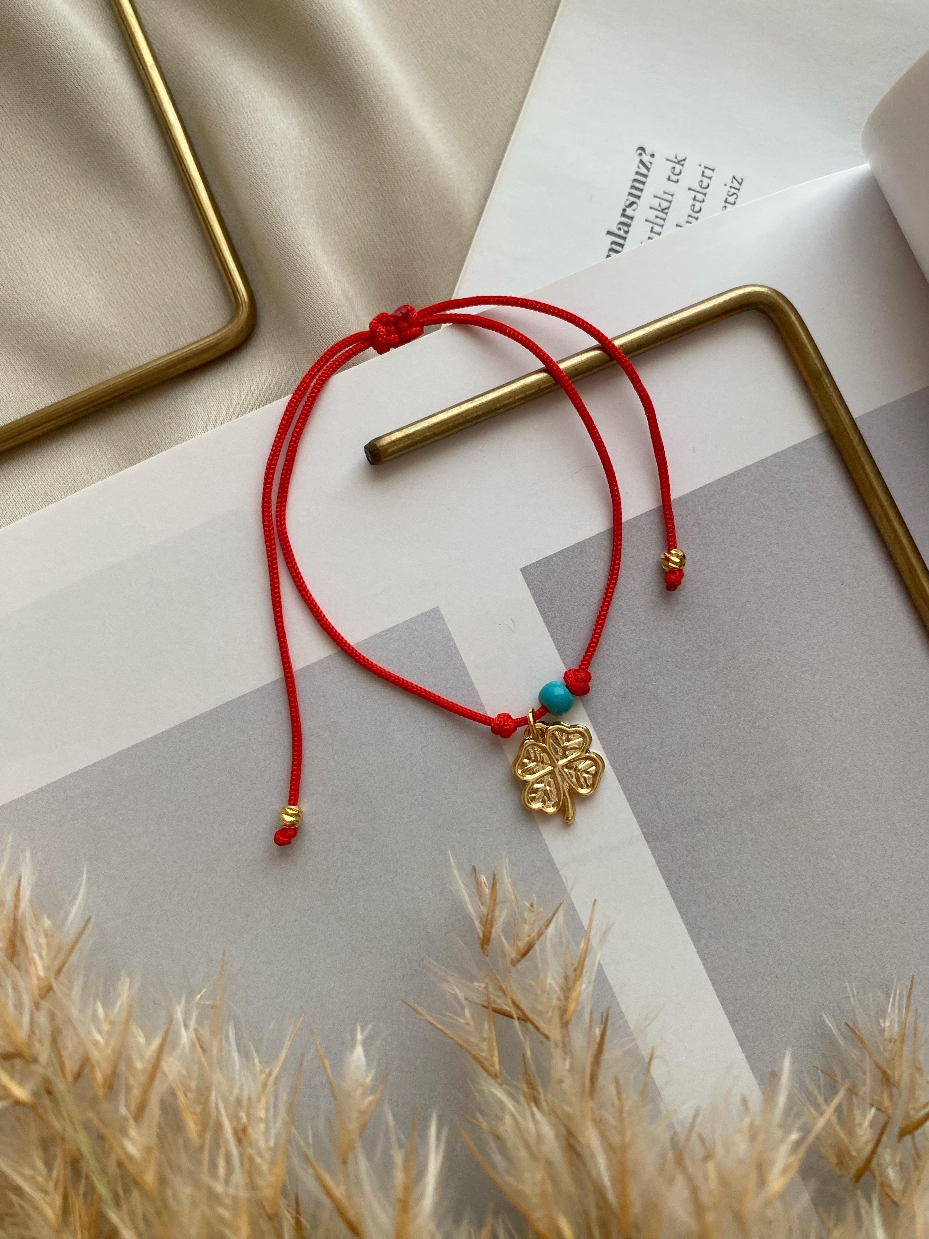 Yonca Charm Kırmızı İp Bileklik