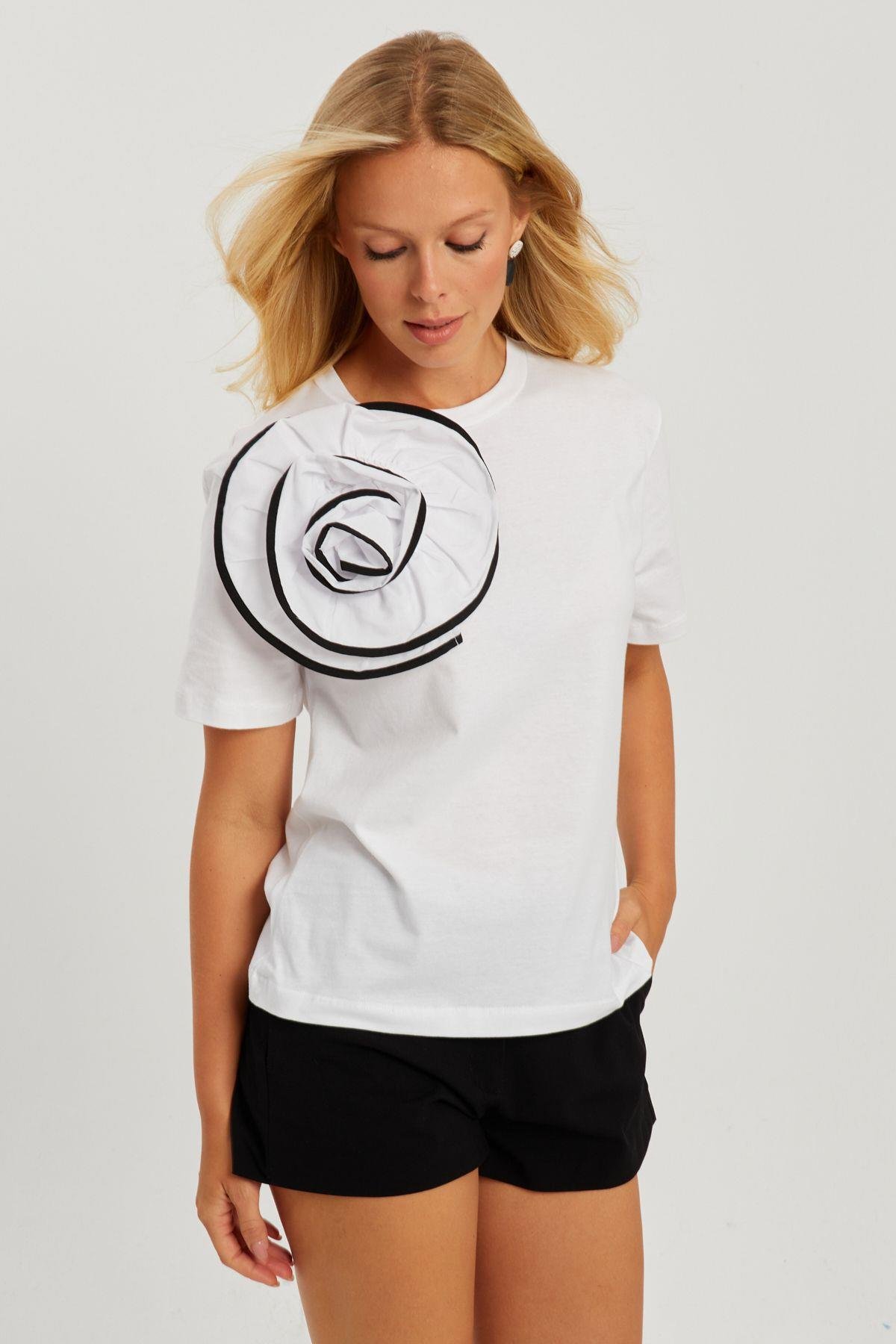 Kadın Beyaz Gül Aksesuarlı T-Shirt SF12740