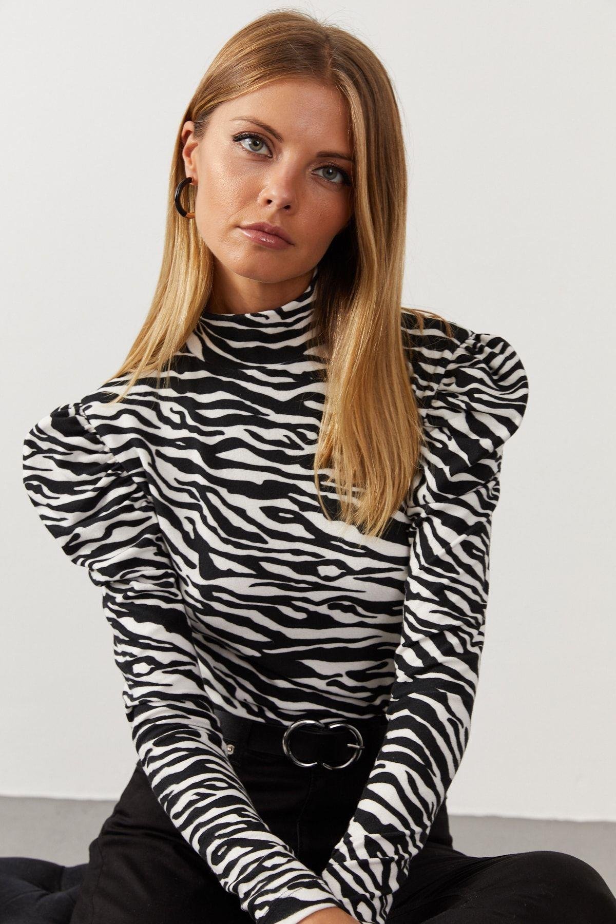 Kadın Siyah-Beyaz Balon Kol Zebra Desen Bluz EY1062