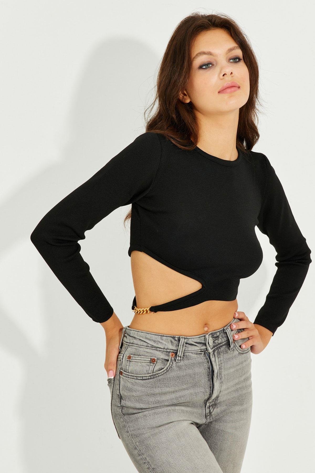 Kadın Siyah Zincir Detaylı Triko Crop Bluz KZ2802