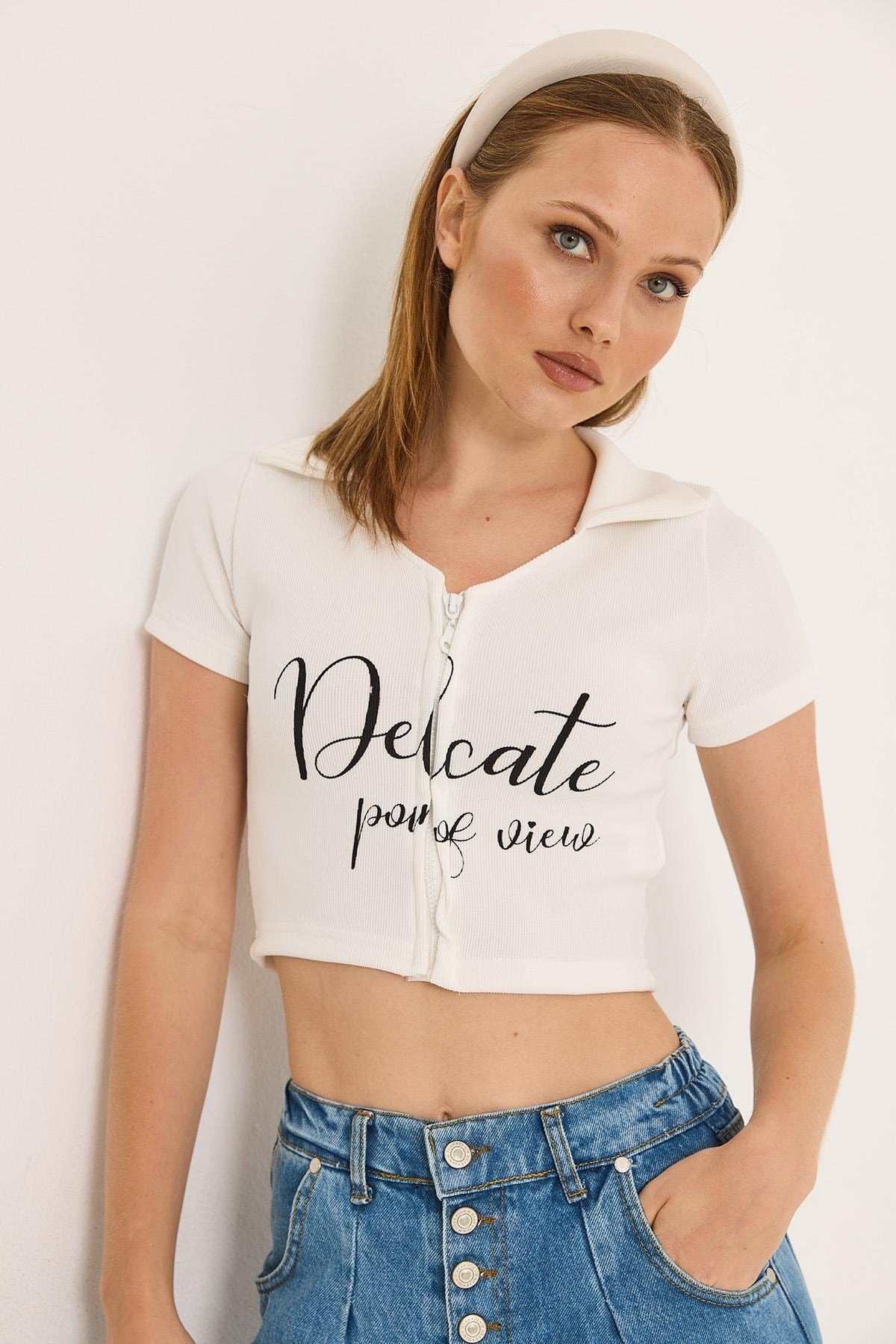 Beyaz Baskılı Fermuarlı Crop Bluz