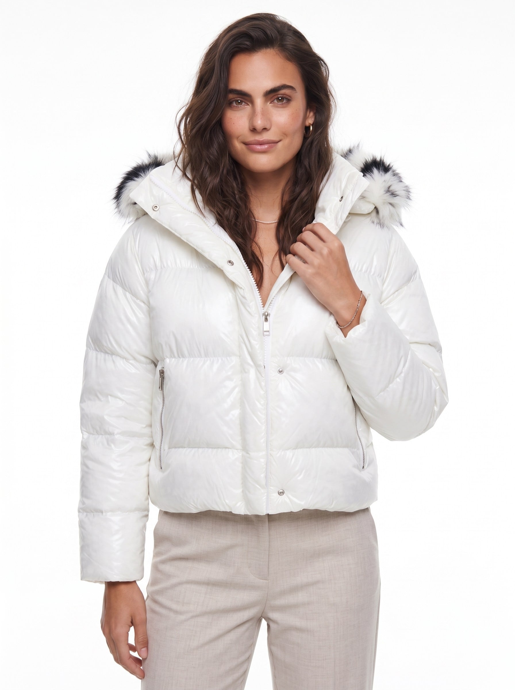 Beyaz Kapüşonlu Kısa Puffer Mont