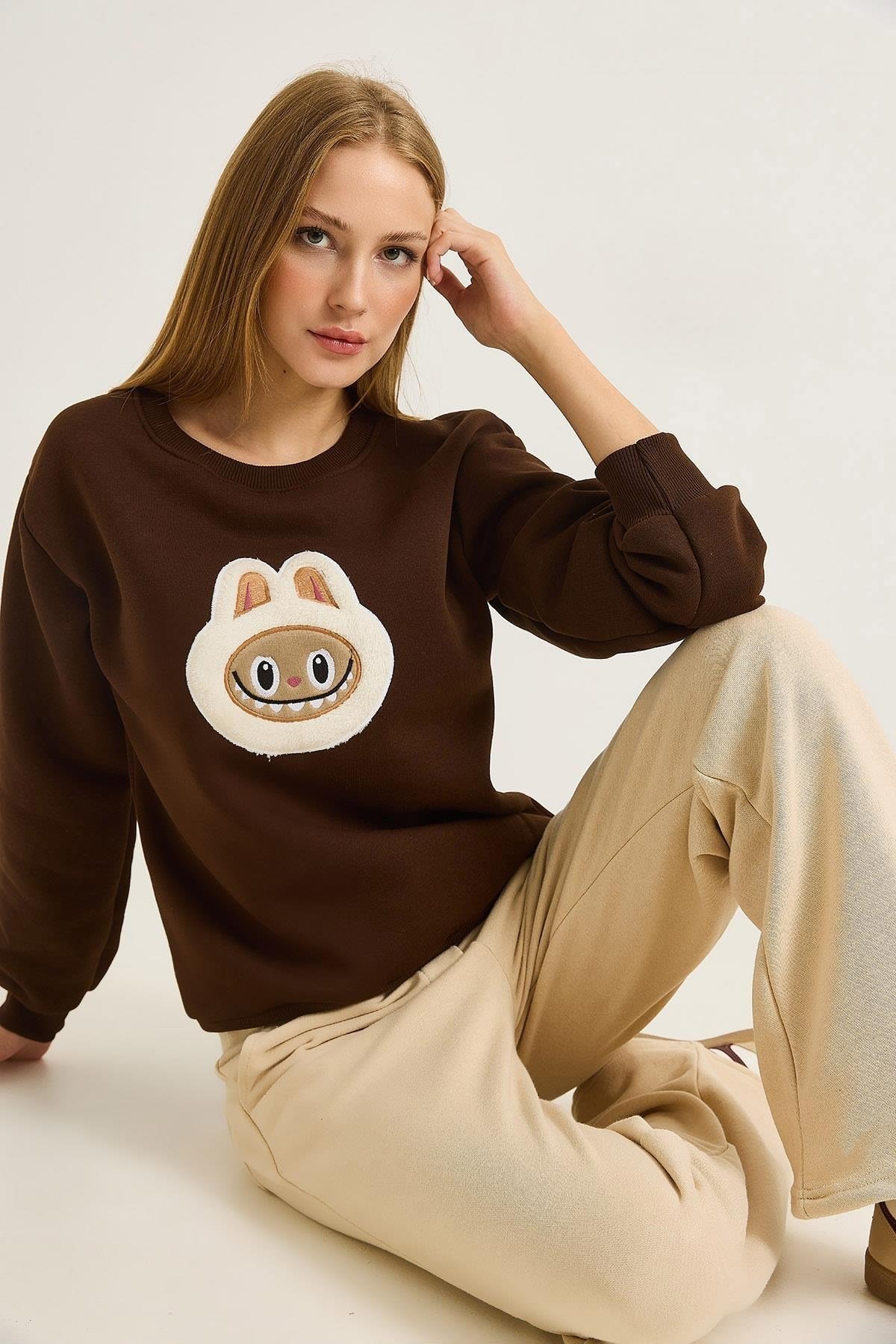 Kahverengi Labubu İşlemeli Sweatshirt