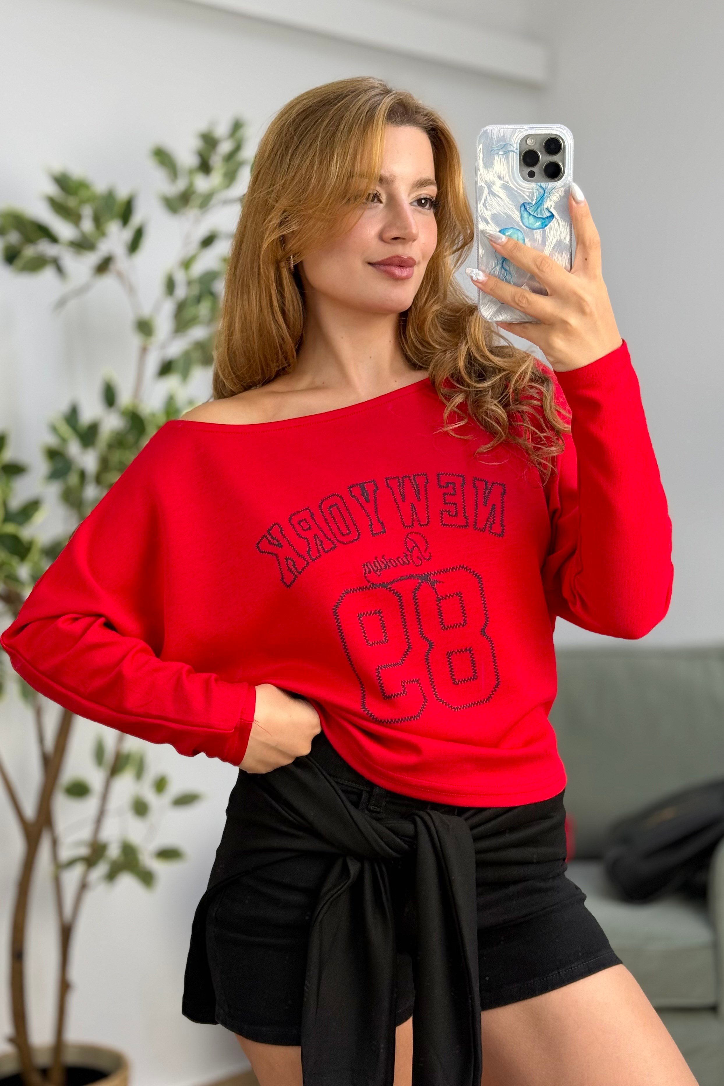 Kırmızı Baskılı Kayık Yaka Tişört