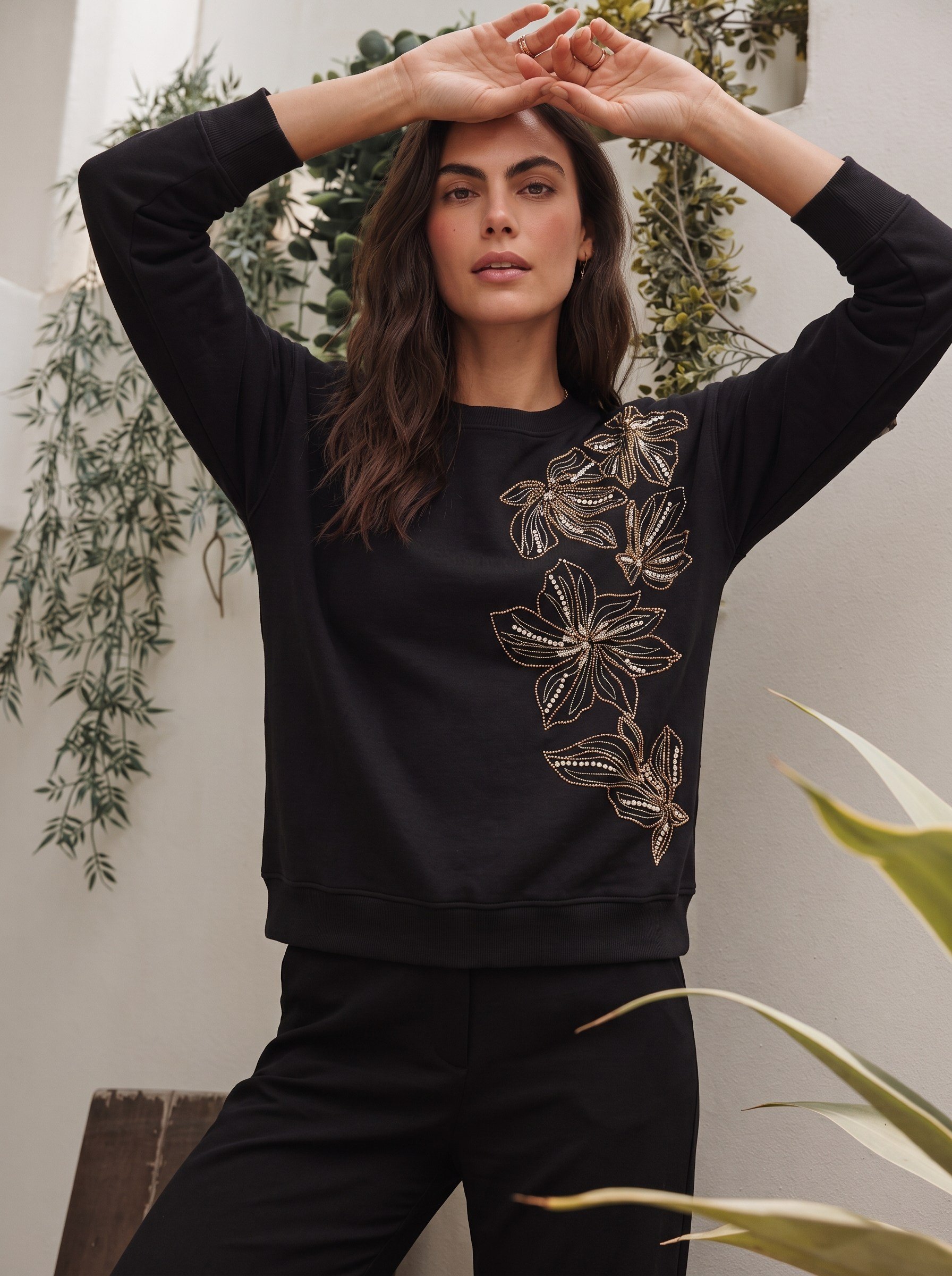 Siyah Çiçek Boncuk İşlemeli Sweatshirt