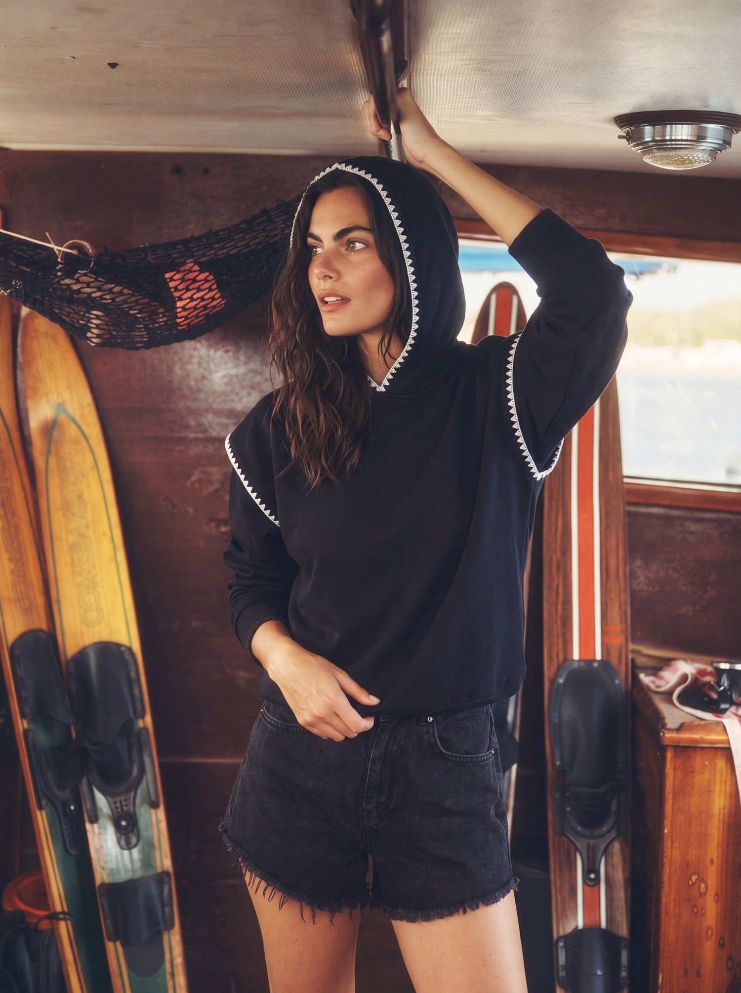Siyah Dantel Detaylı Kapüşonlu Sweatshirt