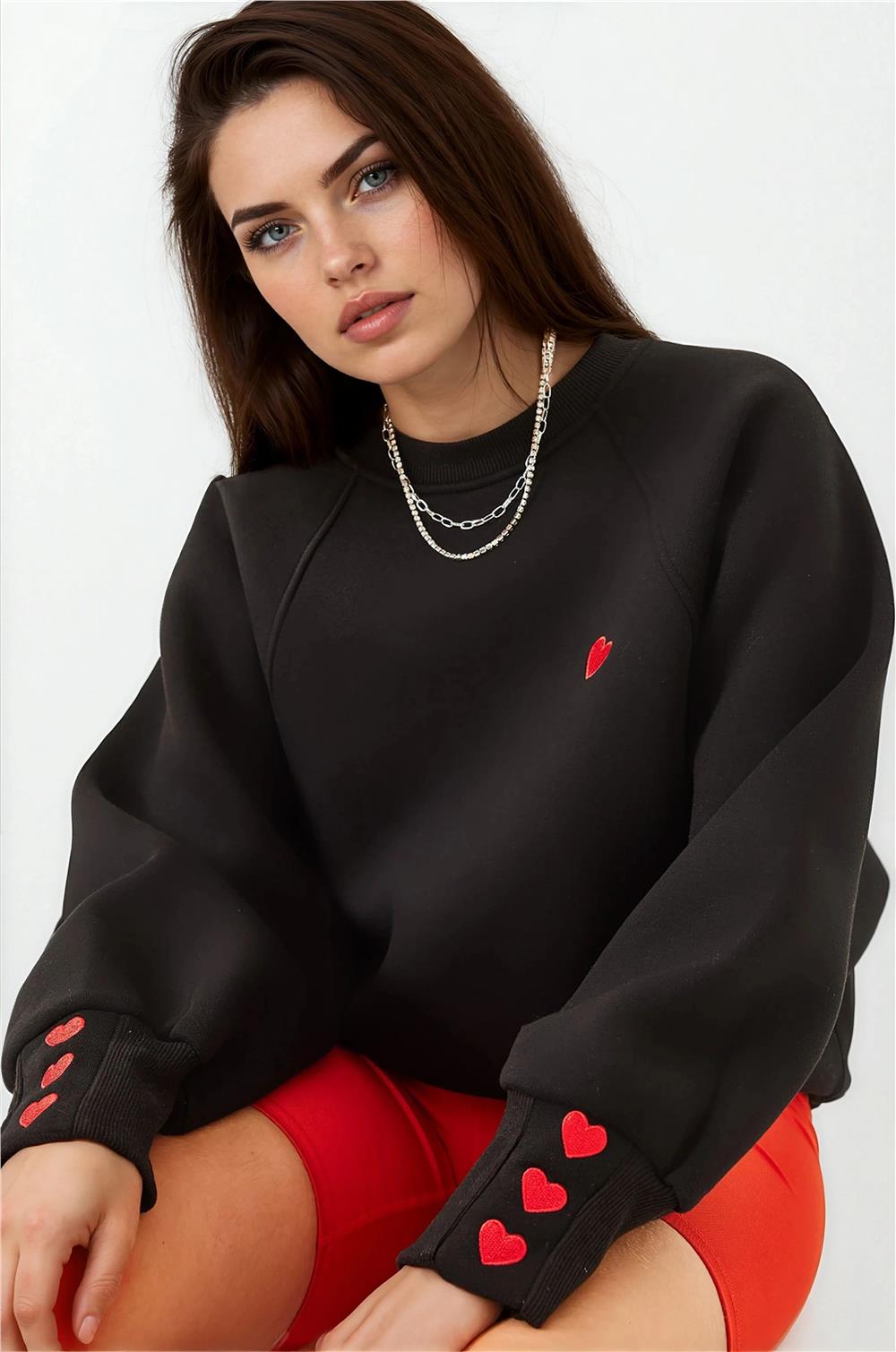 Siyah Kalp Nakışlı Sweatshirt