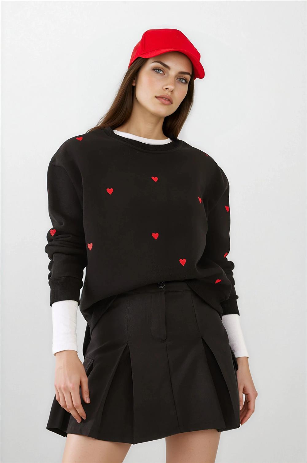 Siyah Kalp Nakışlı Sweatshirt