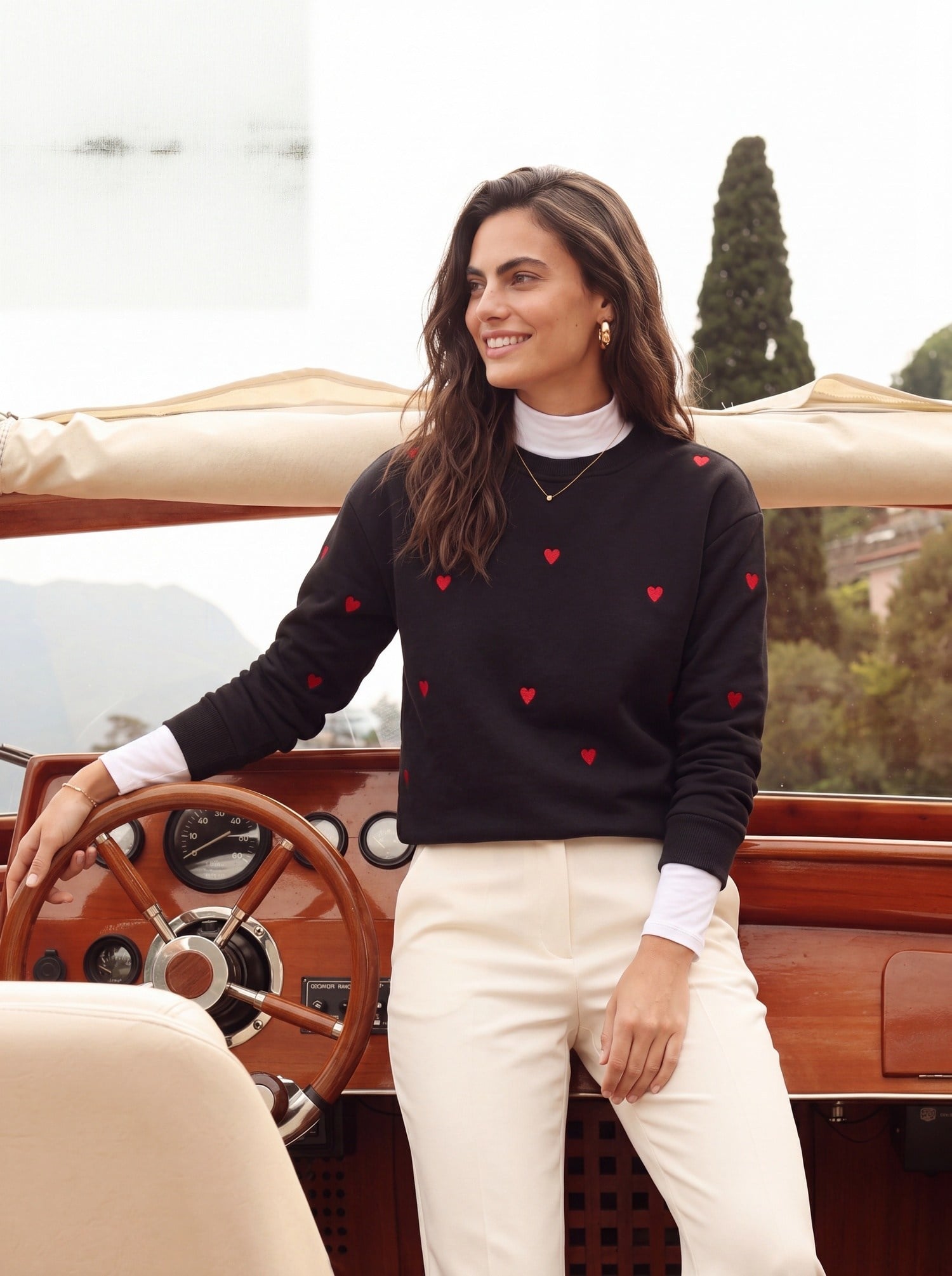 Siyah Kalp Nakışlı Sweatshirt
