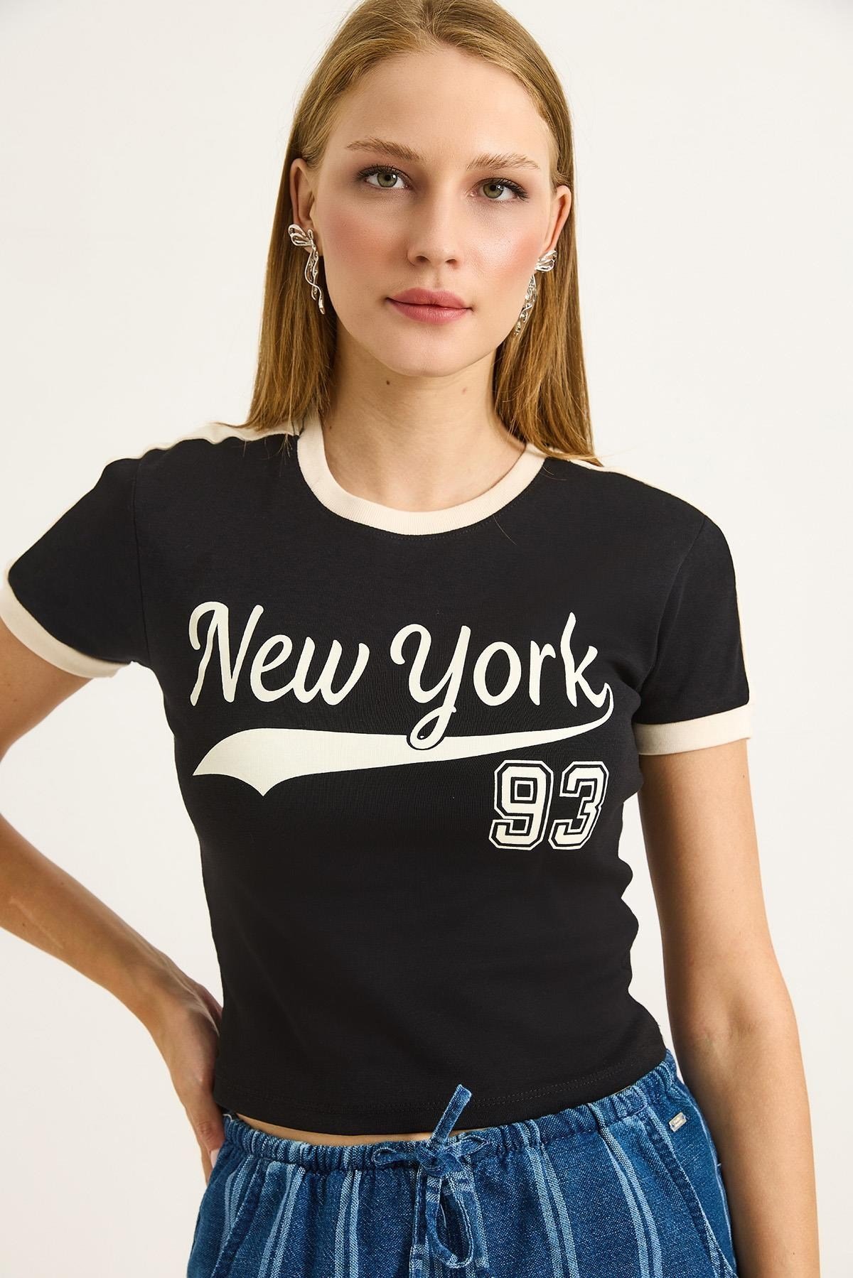 Siyah Şerit Detaylı Crop Tişört