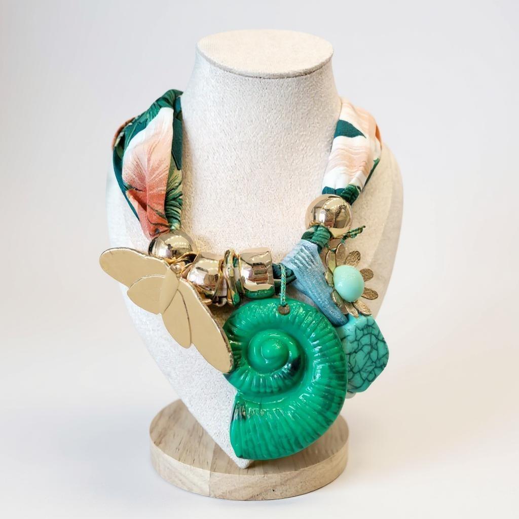 Büyük Charm Detaylı Turkuaz Fular Kolye