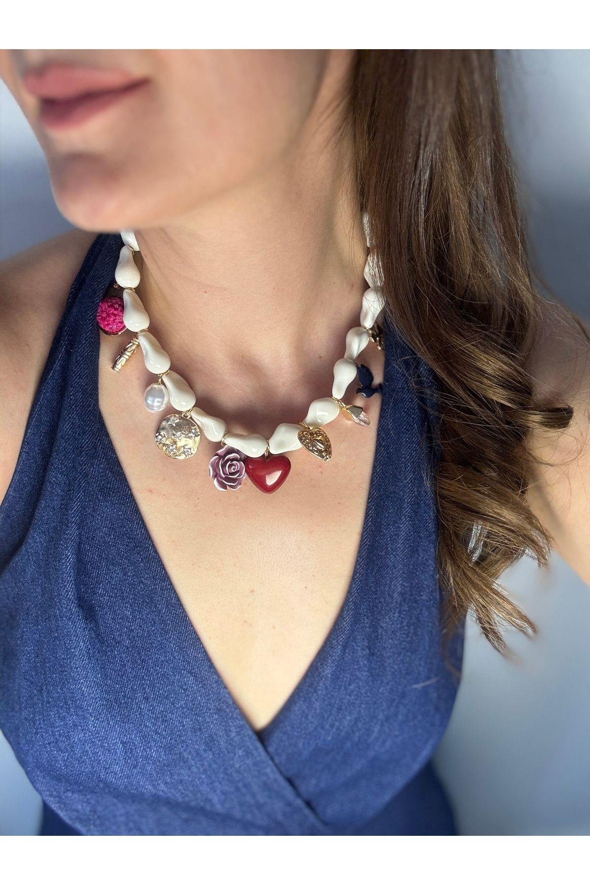Çoklu Charm Detaylı İri Beyaz İnci Kolye - Vintage Esintili Trend Aksesuar