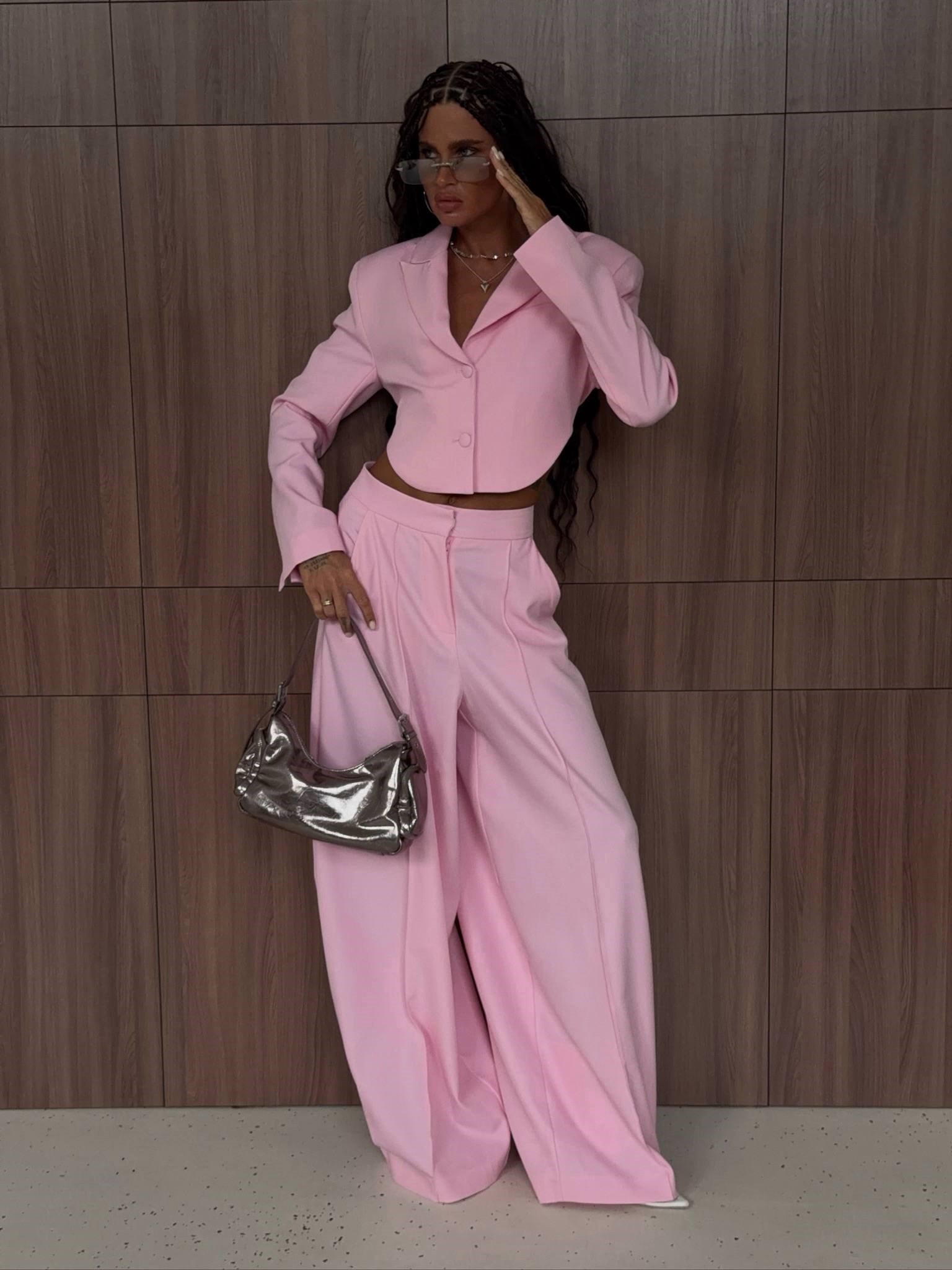 ADU Sırt Dekolteli Crop Blazer ve Bol Paça Pantolon İkili Takım