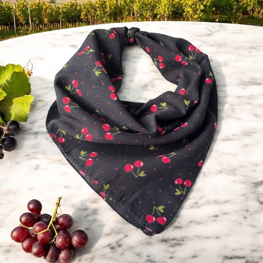  Siyah Üzerine Kiraz DesenliI %100 Koton Bandana