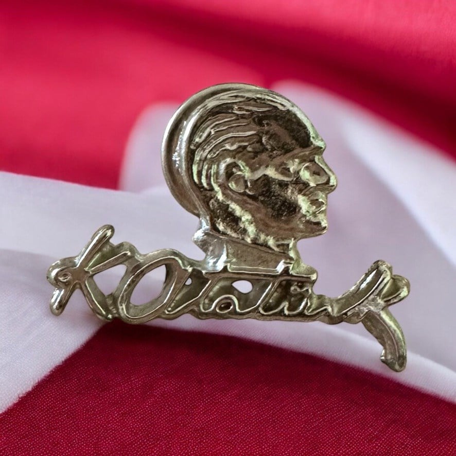 Atatürk Imzalı ve Portreli Gümüş Renk Metal Yaka Rozeti 10 Kasım, 29 Ekim, 23 Nisan Için