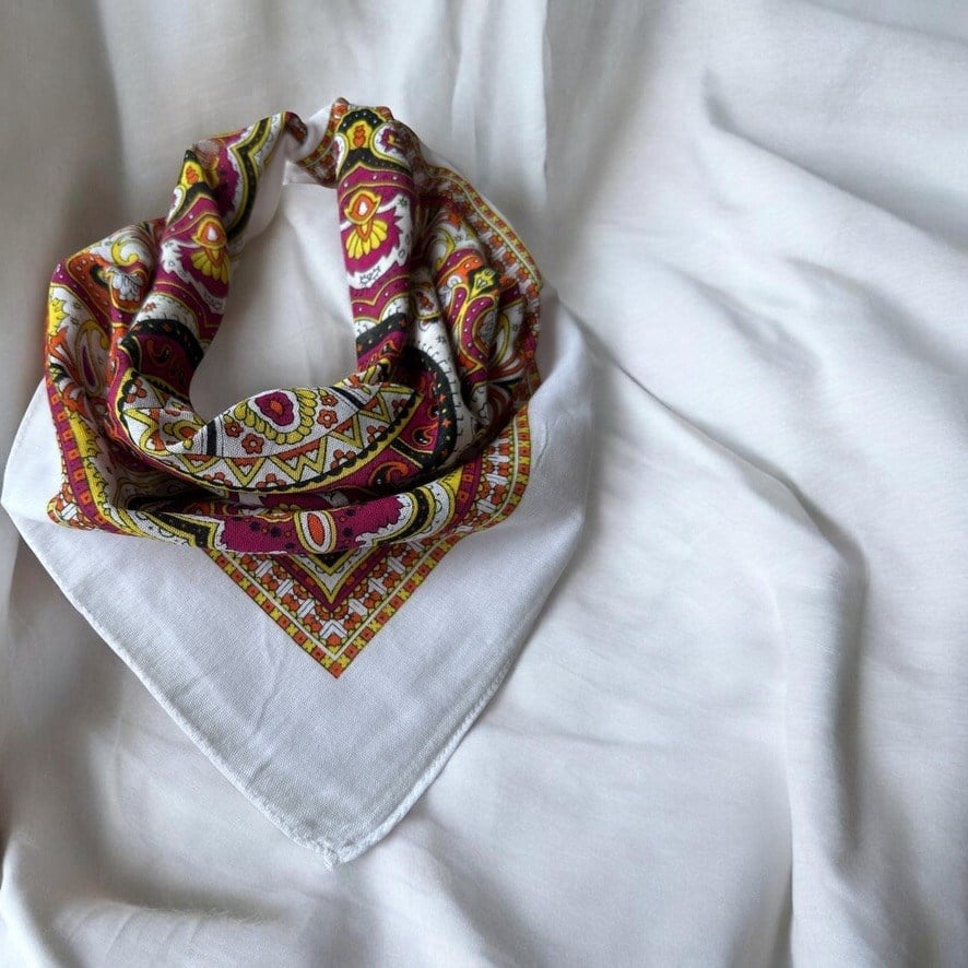 Beyaz Renk içi renkli desenli%100 koton Bandana