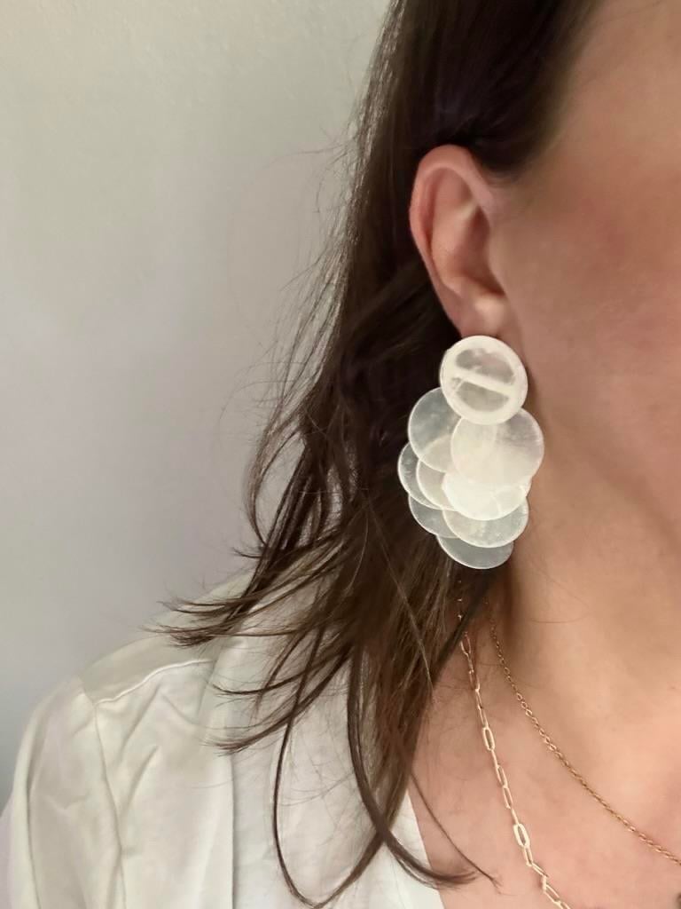 Beyaz Renk Sedefli Akrilik Sallantılı Model Küpe Uzunluk:7 cm
