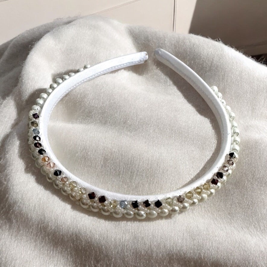 Beyaz Renk Tacı Üzerine İnci Ve Kristal Taşlı Kaymaz Saç Taçı
