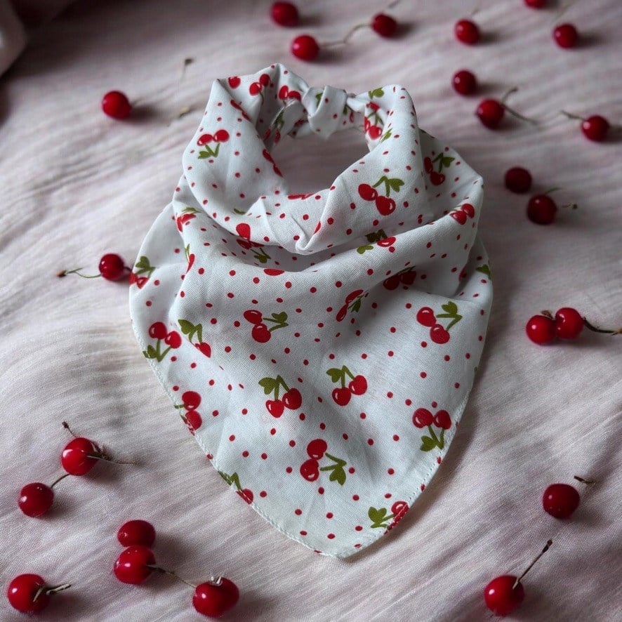 Beyaz Üzerine Kiraz Desenli%100 Koton Bandana