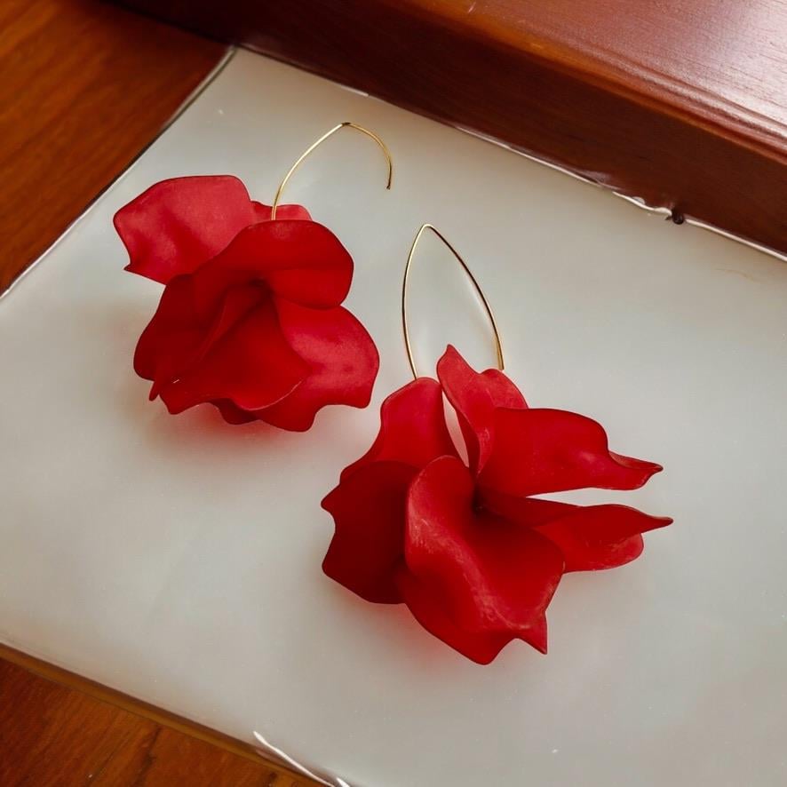 Bordo Renk Akrilik Üst Kısmı Altın Kaplama Yaprak Model Şık Küpe Uzunluk 7 Cm