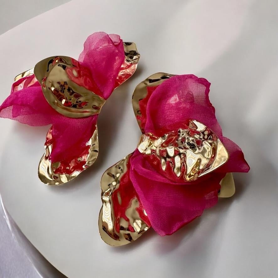 Gold Renk Metal Araları Pembe Tül Detaylı Şık Renkli küpe