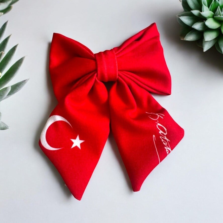 Kadın Kırmızı Renk Keten Kumaş Üzerine Kuyruklu Model Ay Yıldız ve Atatürk Imzalı Klipsli Saç Tokası