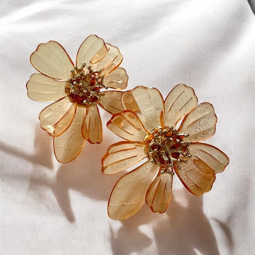 Krem Renk Akrilik Model Ortası Altın Kaplama Tomurcuk Model Çiçek Küpe En:5 Boy:5 cm