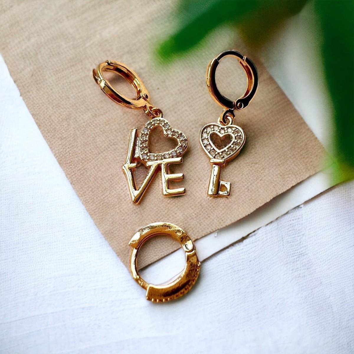 Özel Seri Gold Renk Love Yazılı Zirkon Taşlı Üçlü Küpe Seti