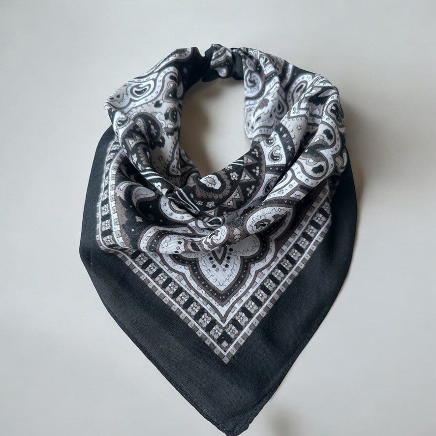 Siyah Renk içi renkli desenli%100 koton Bandana
