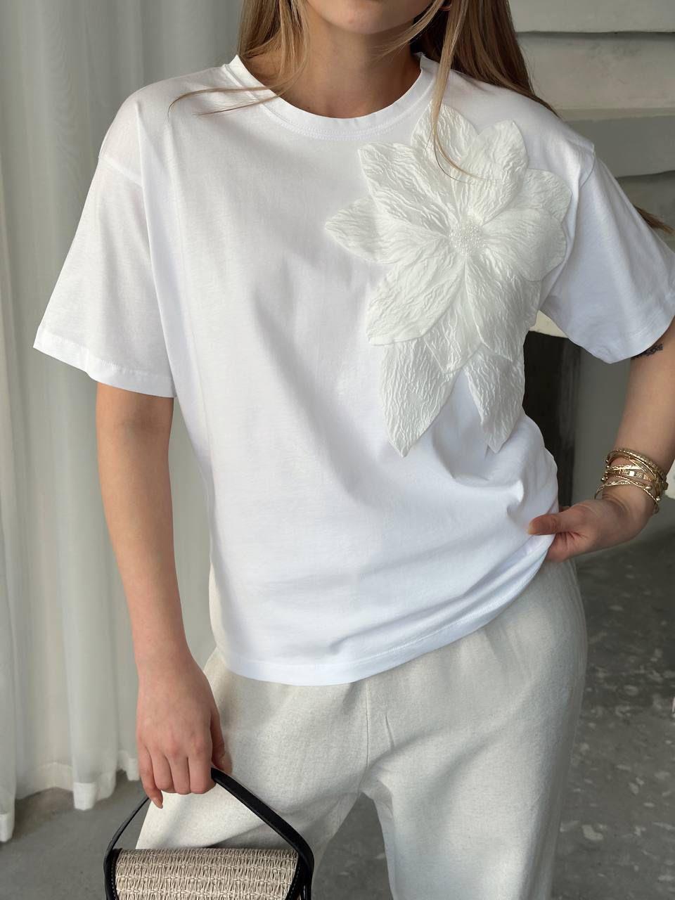 Beyaz Çiçek Detaylı T-Shirt