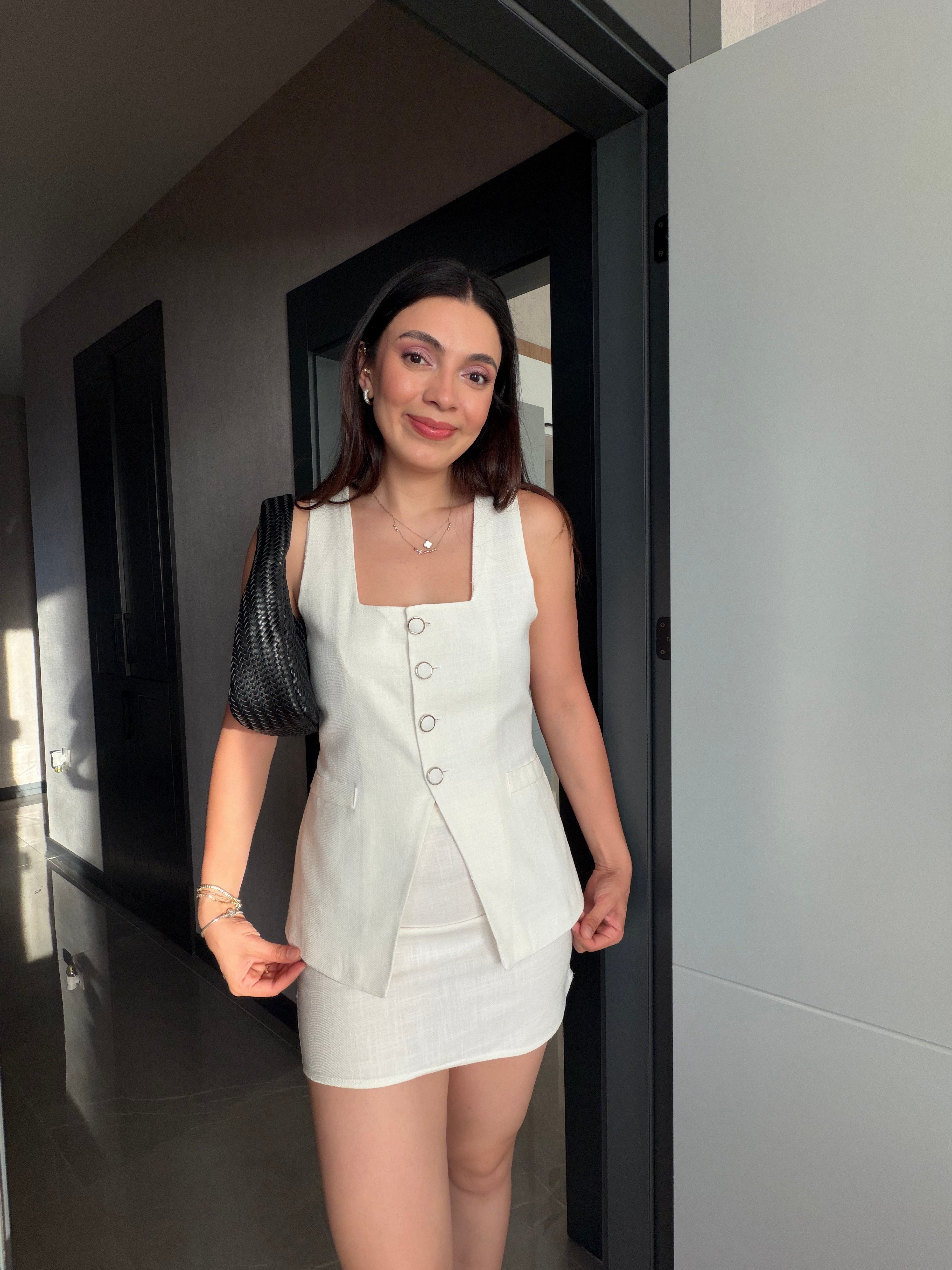 Beyaz keten eteklı yelekli takım