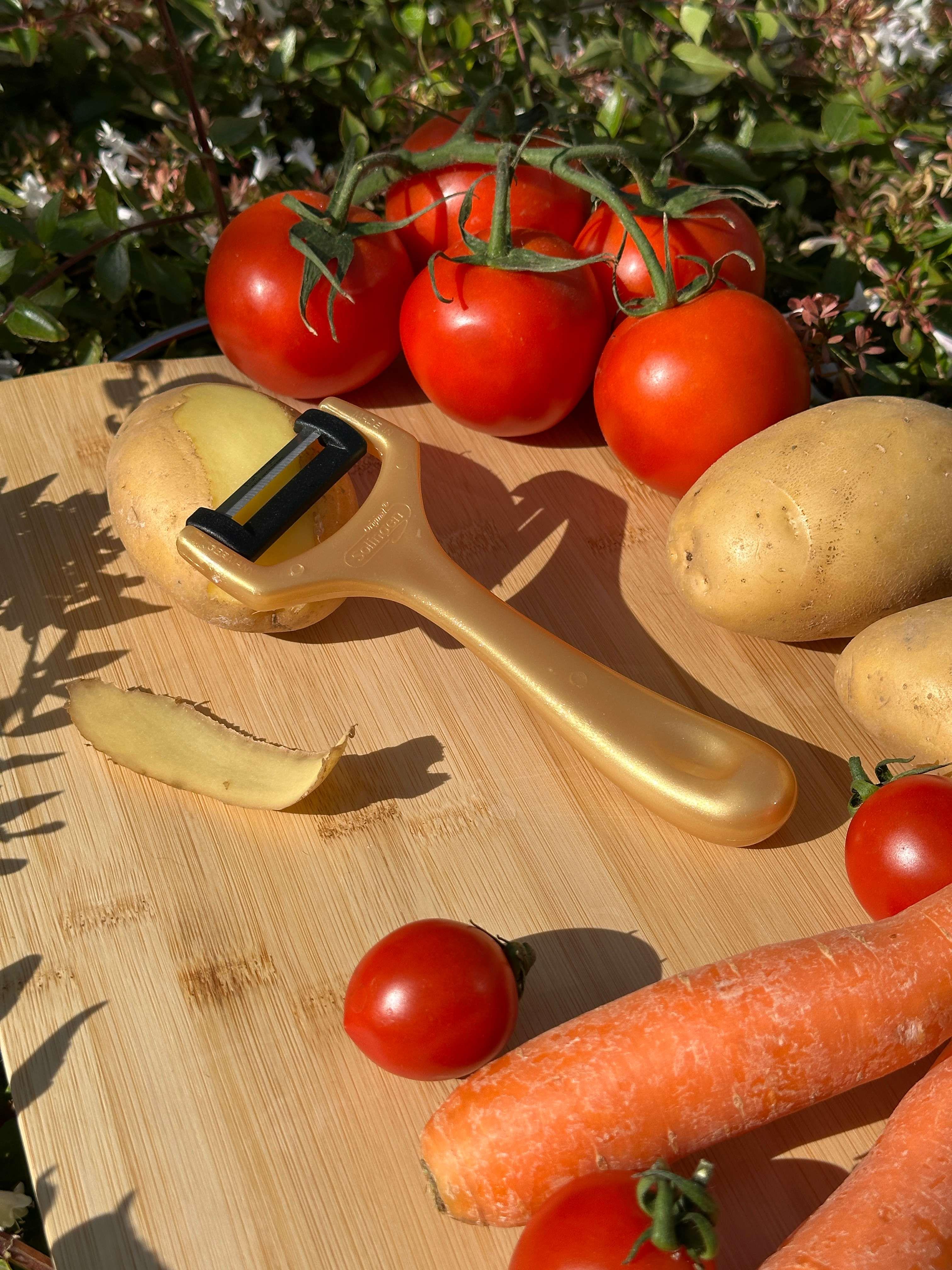 Solingen Pırıltılı Sarı/Gold Sapan Soyacak – Paslanmaz Alman Çeliği, Ergonomik Sap, Yüksek Keskinlik