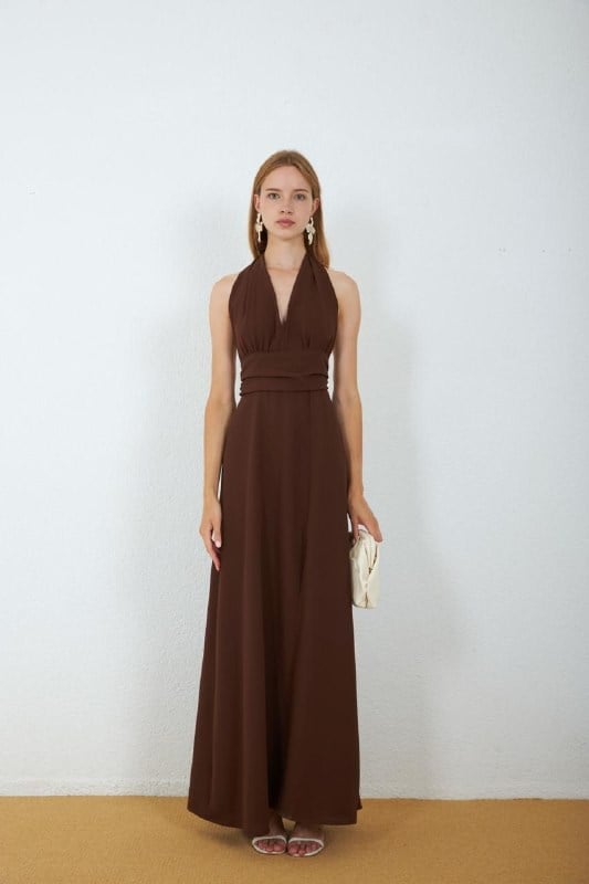 4133-Kahve Halter Yaka Drapeli Yırtmaçlı Maxi Elbise