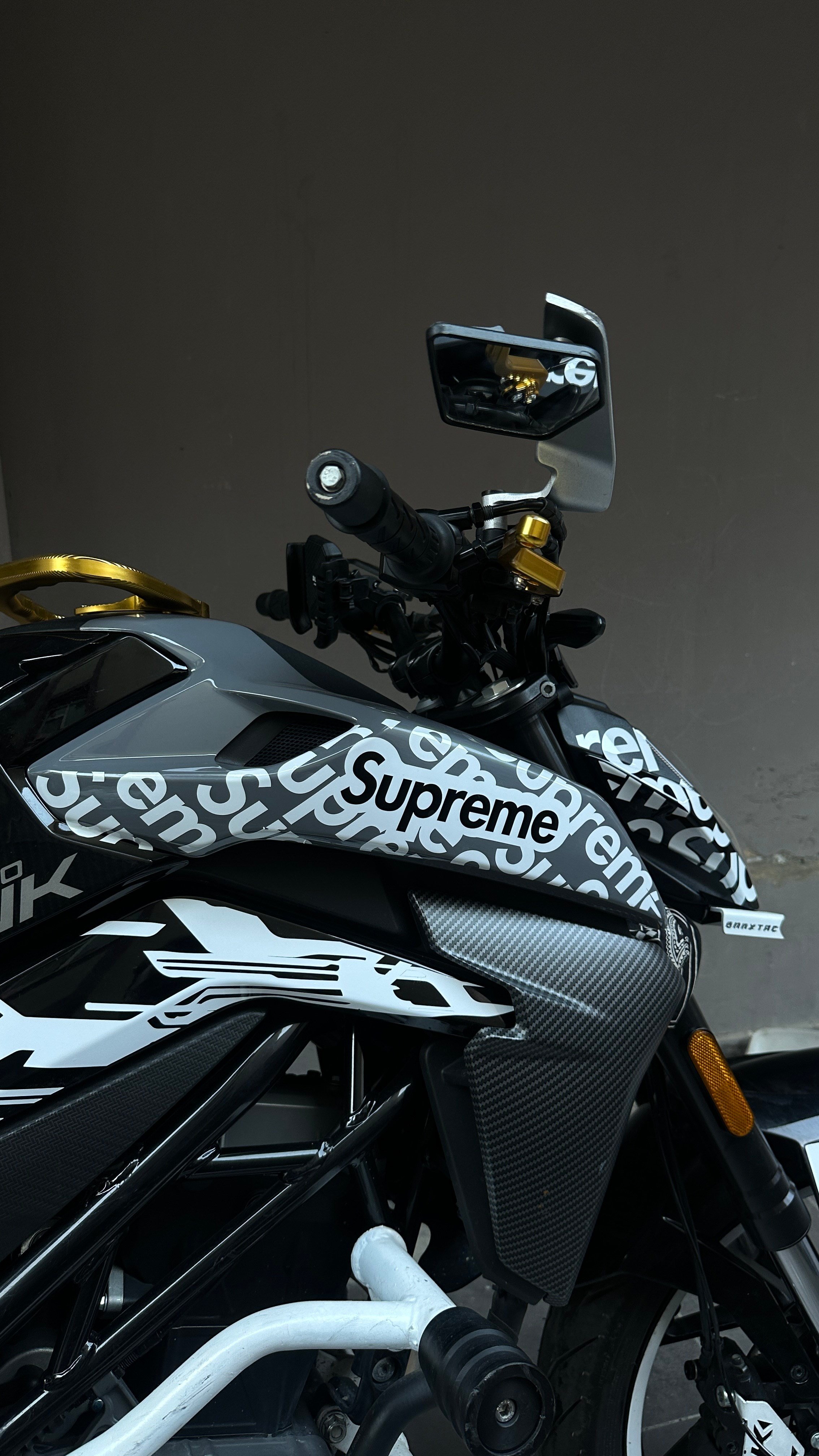SVSTICKERWORKSCFMOTO NK250 2023-2026 YAN GRENAJ SUPREME STICKER ETİKET MODELİ BEYAZ RENKCFMOTO NK250 2023-2026 YAN GRENAJ SUPREME STICKER ETİKET MODELİ BEYAZ RENKNK250 2023-2025